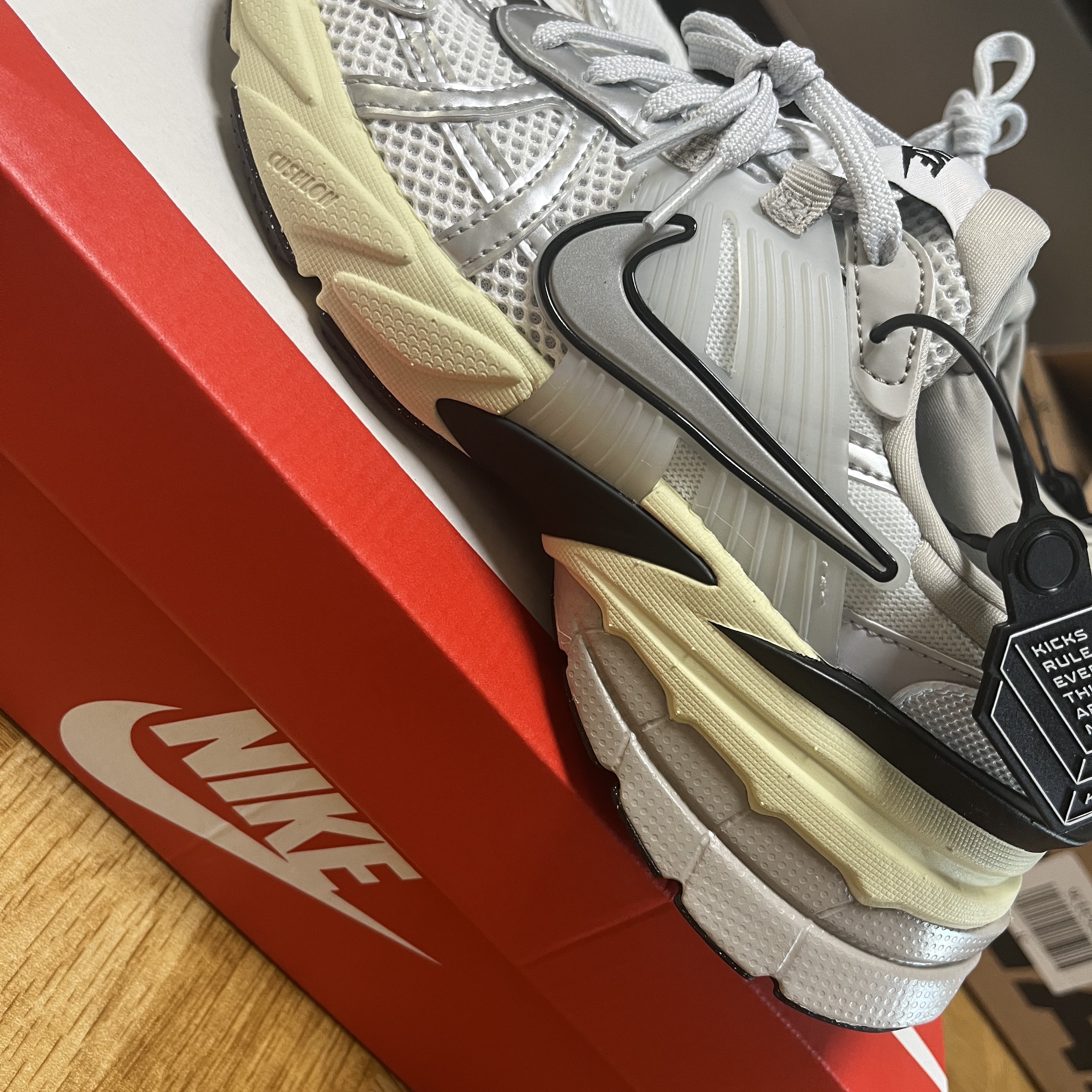 Nike V2K Run Summit White Metallic Silver 착용 스타일 - 2