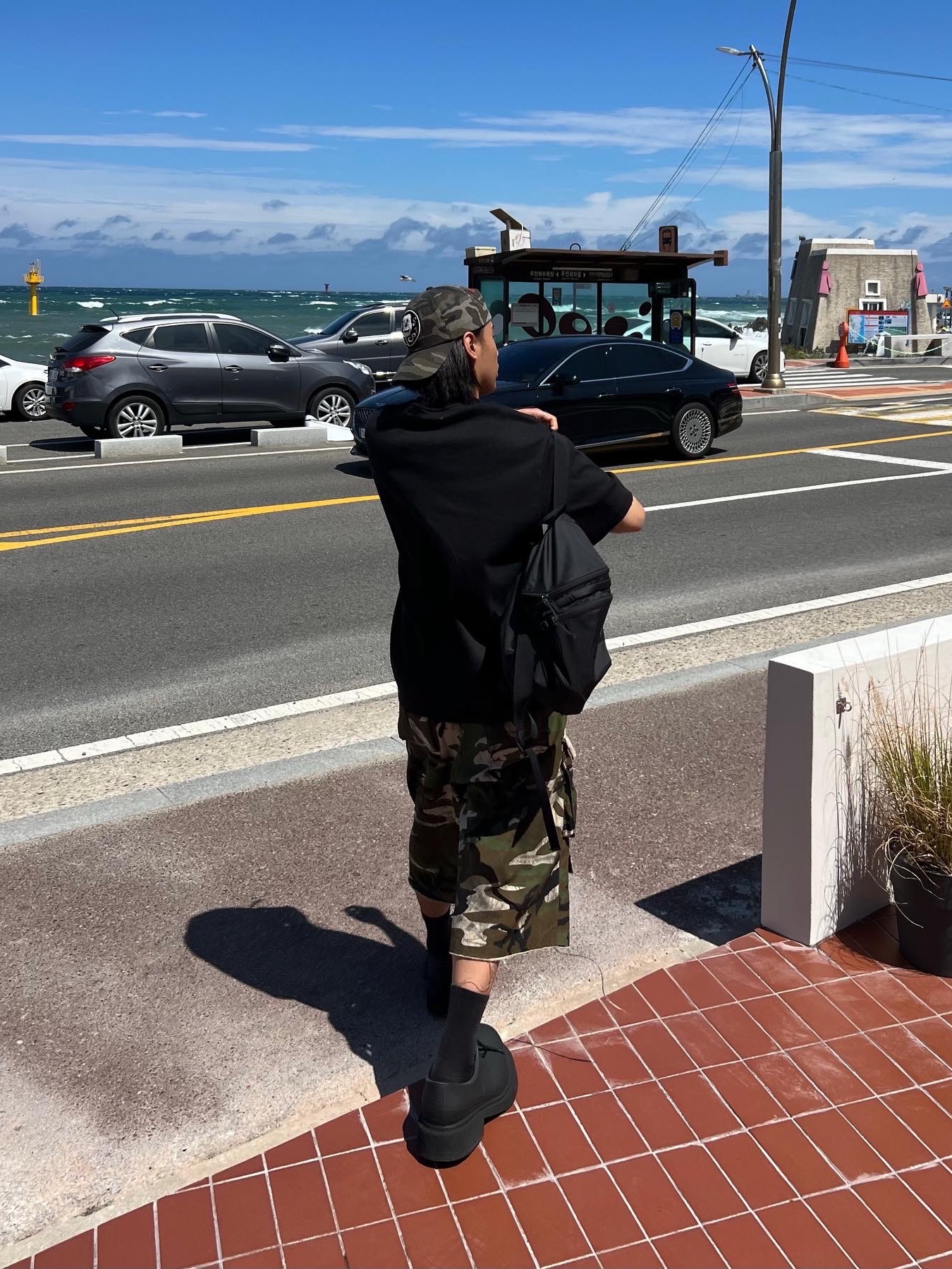 Nos Couleurs Distressed Cargo Shorts Camo, Arc'teryx Index 15 Backpack Black 착용 스타일 - 5