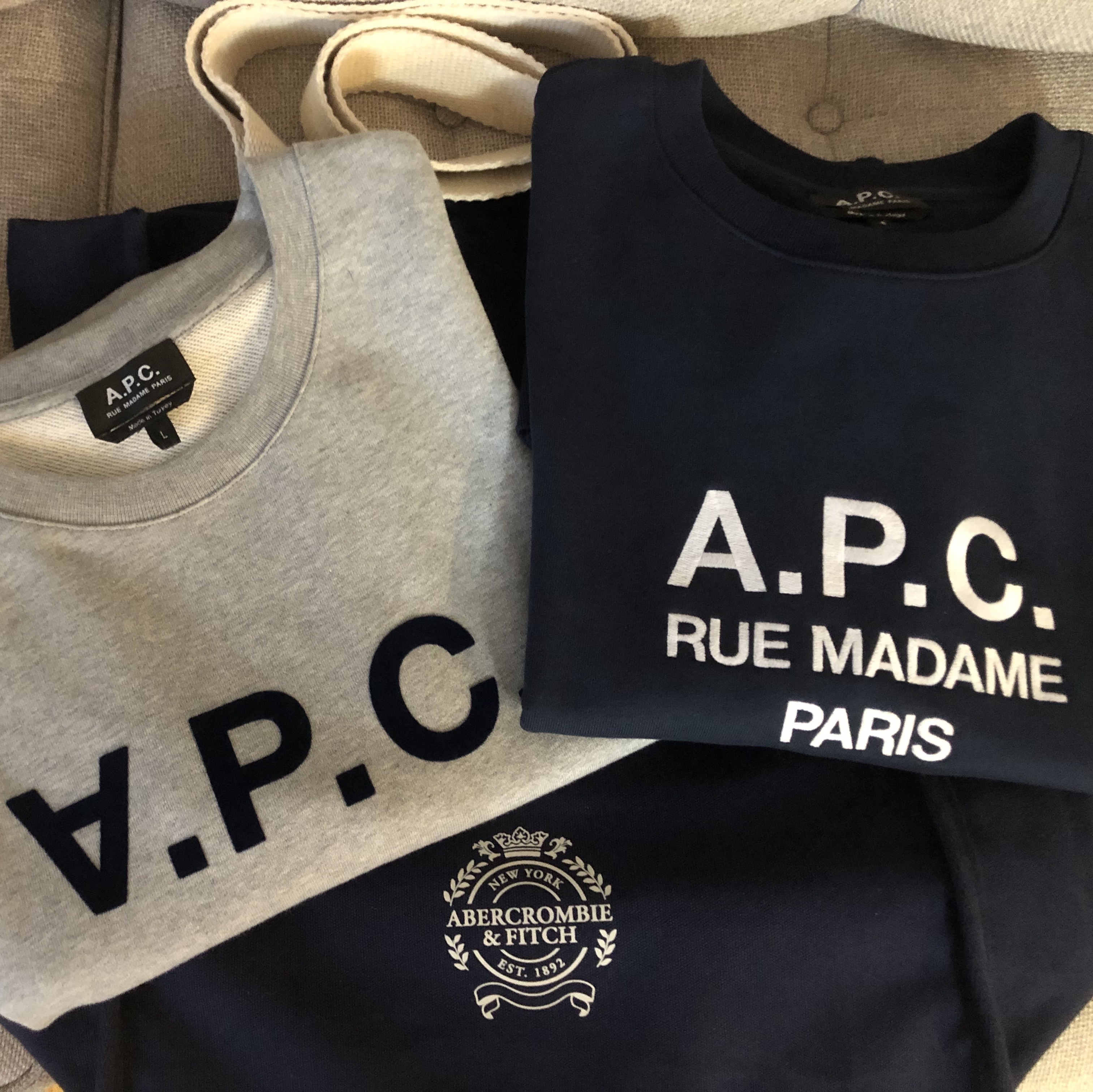 A.P.C. VPC Sweatshirt Heather Grey, A.P.C. Rufus Sweatshirt Navy Blue 착용 스타일