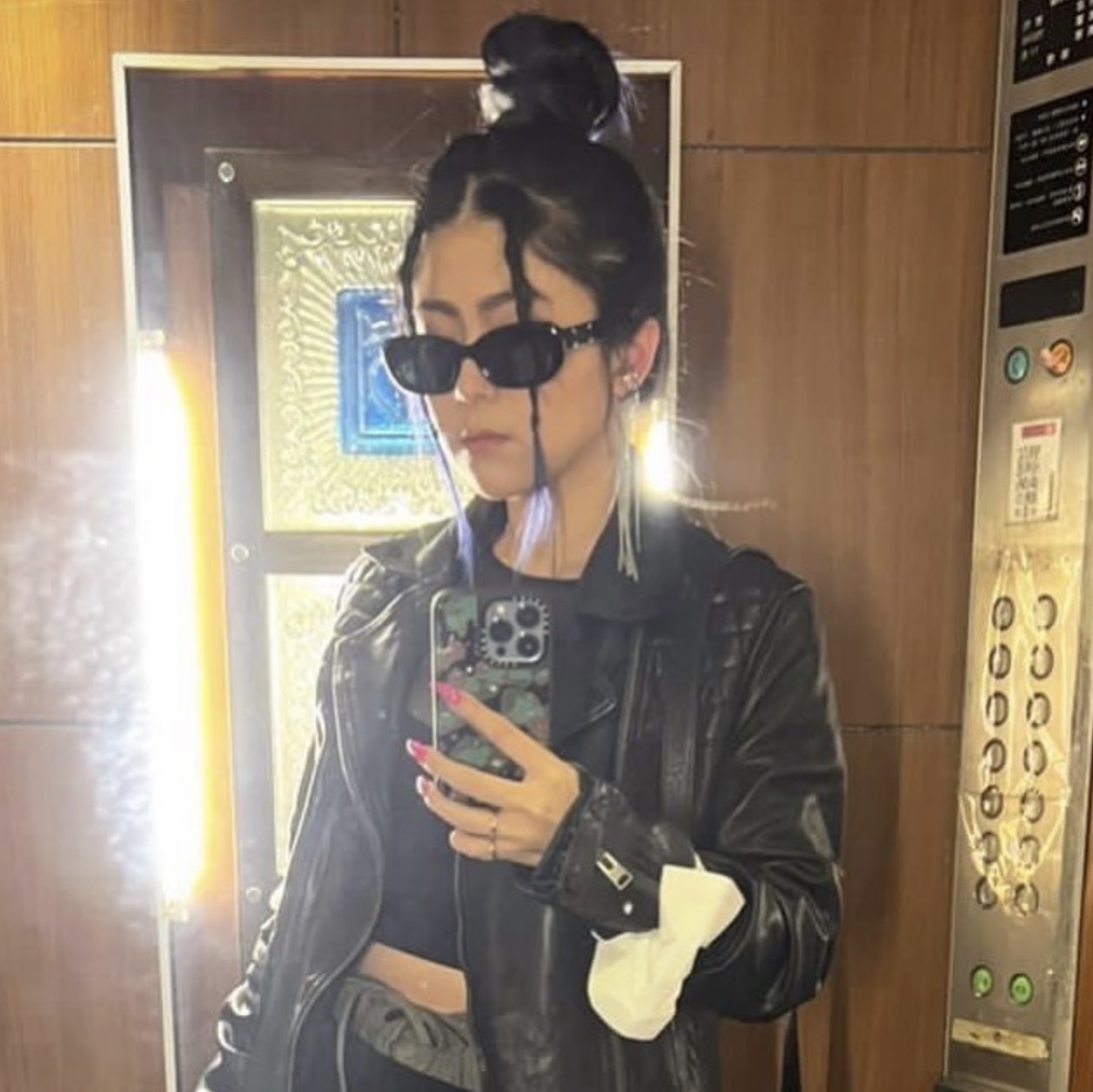 Gentle Monster x Maison Margiela MM004 Black Black 착용 스타일 - 2