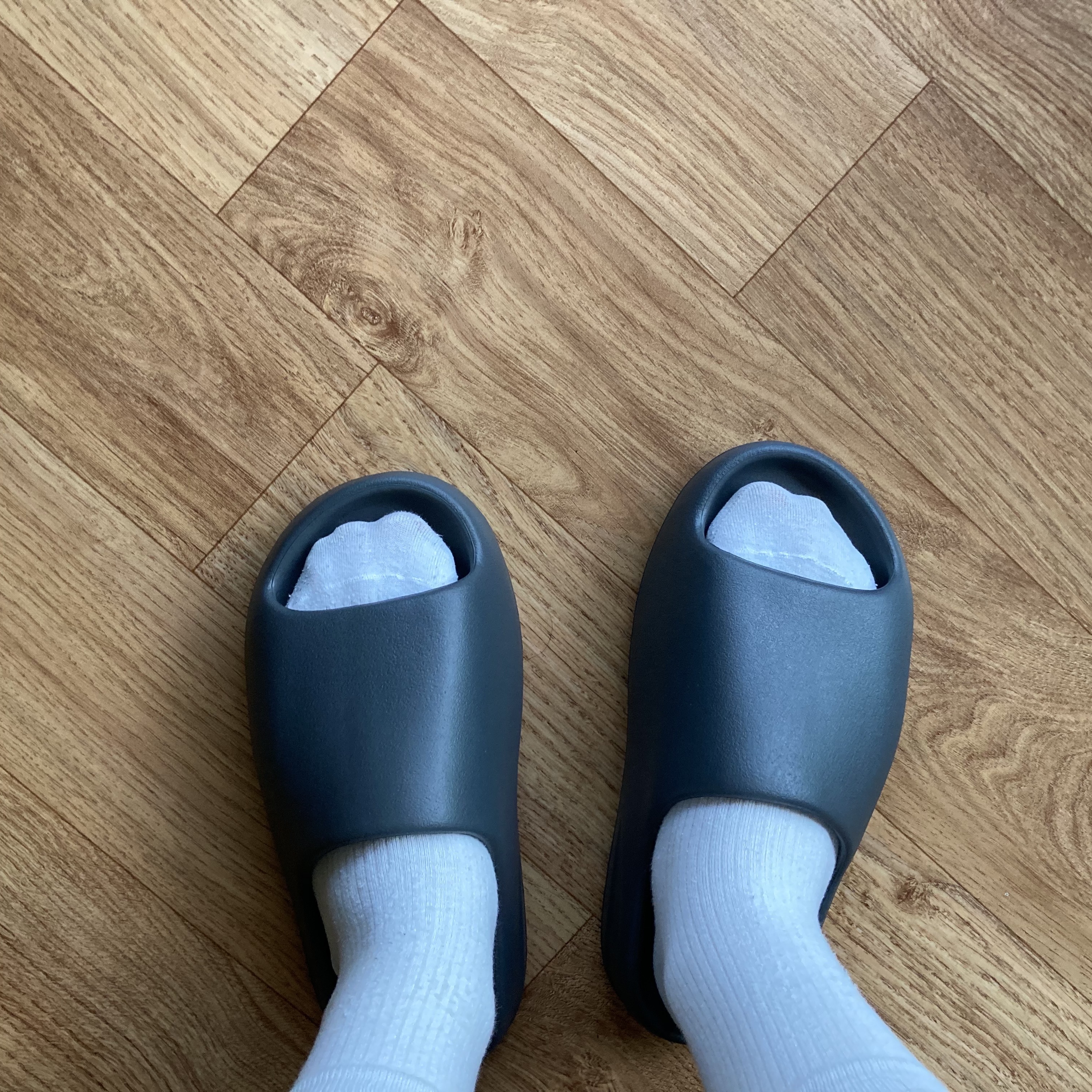 Adidas Yeezy Slide Slate Grey 착용 스타일 - 1