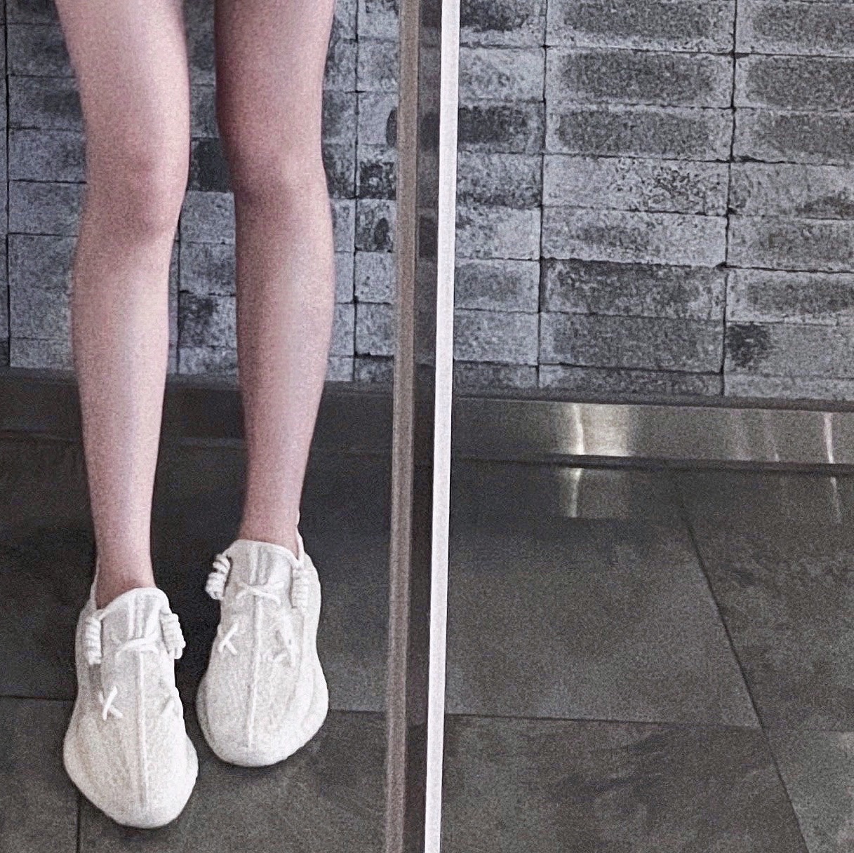 Adidas Yeezy Boost 350 V2 Cream/Triple White 착용 스타일