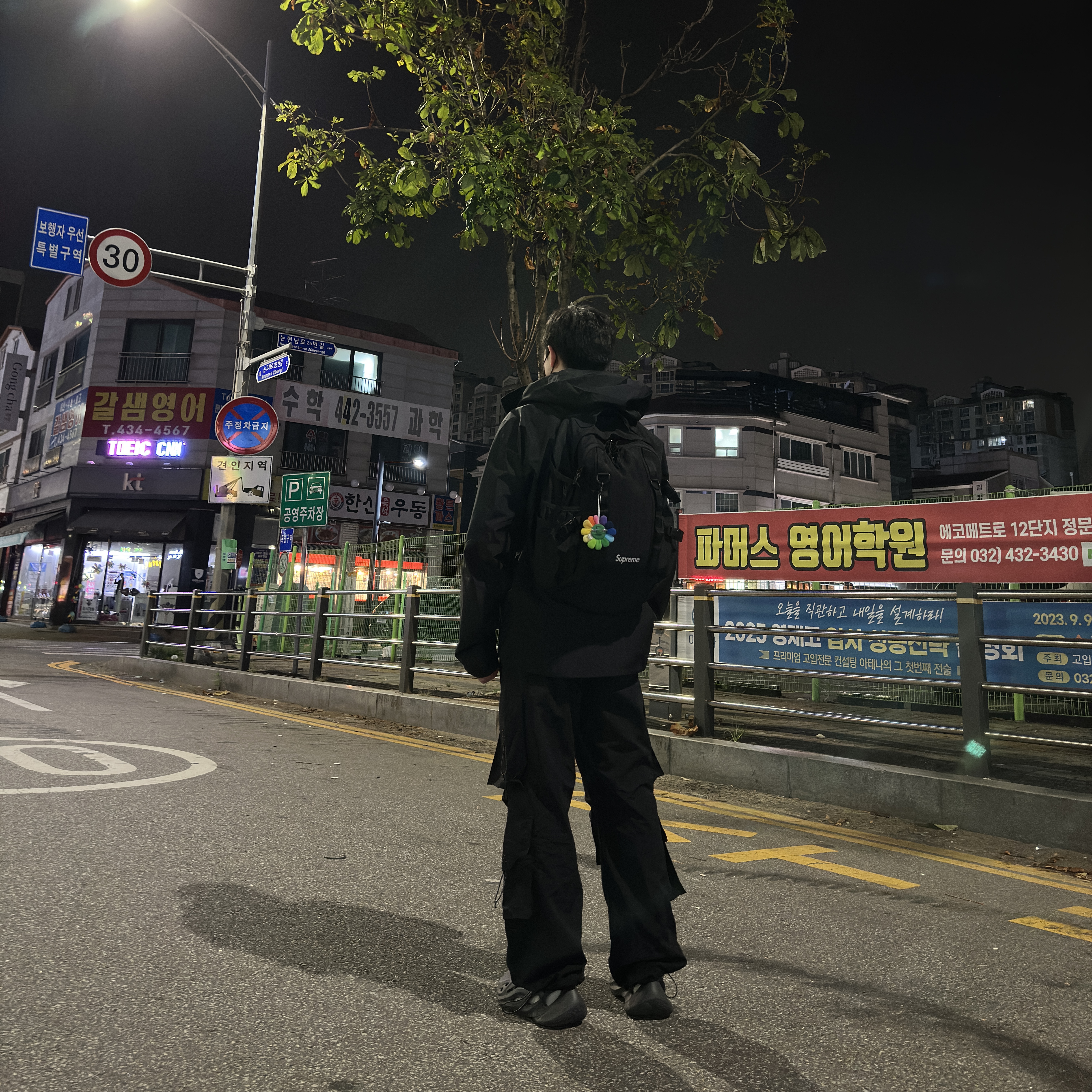 Ader Error Standic AirPods Max Case Z-Blue, Arc'teryx Alpha SV Jacket 24K Black 착용 스타일 - 3