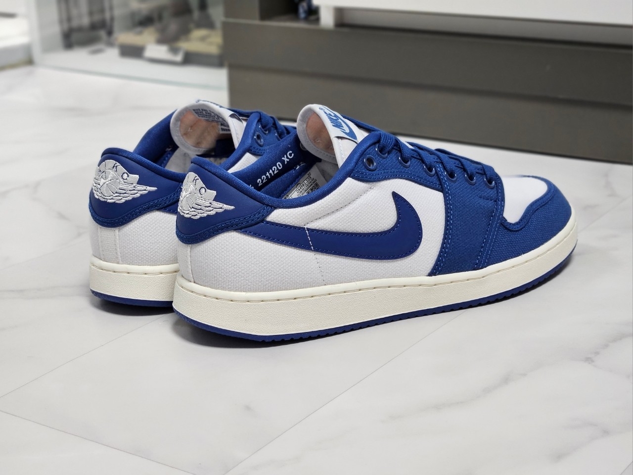 Jordan 1 KO Low White Dark Royal Blue 착용 스타일 - 4