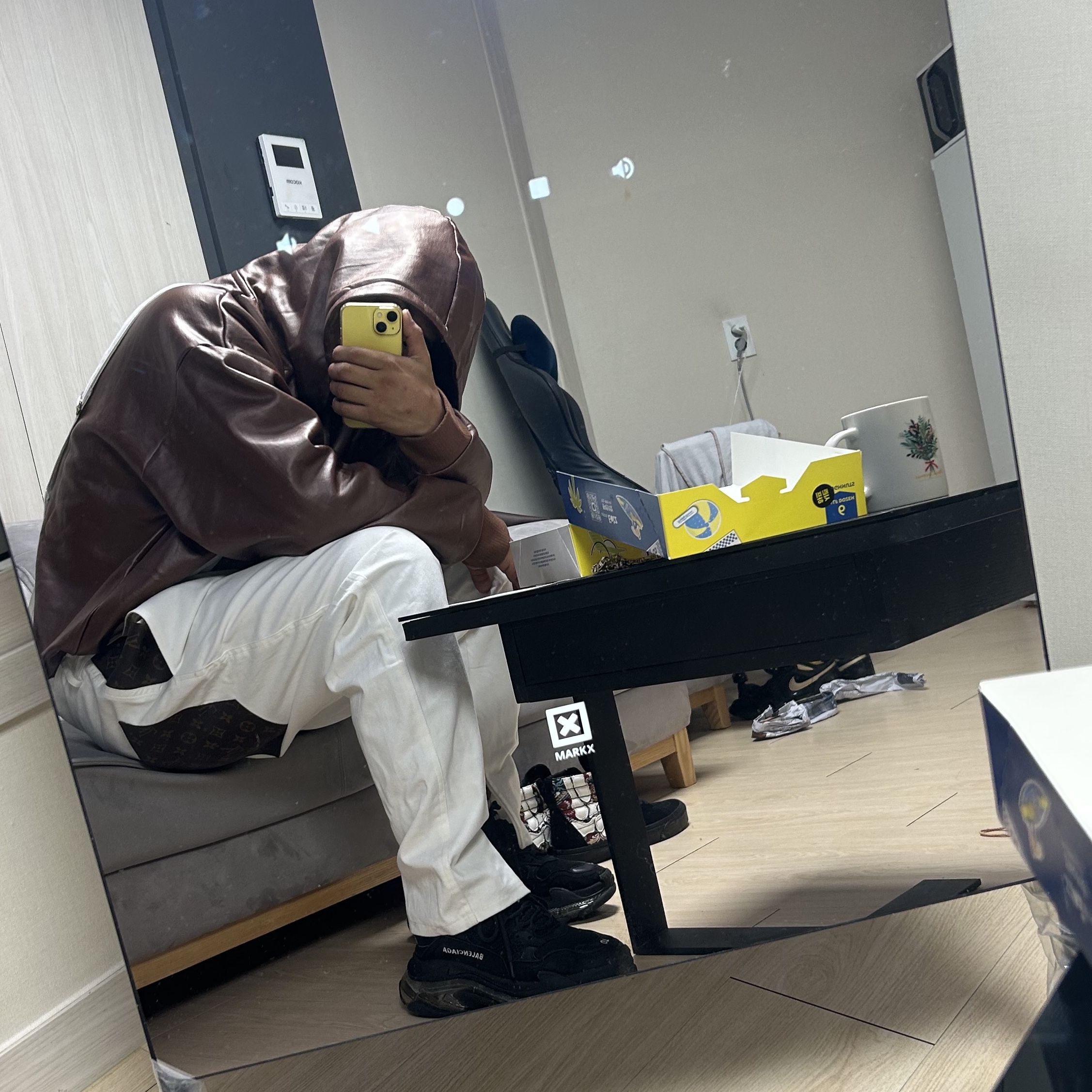 (W) Balenciaga Triple S Sneakers Black, Jordan 1 Retro High OG Metallic Gold 착용 스타일