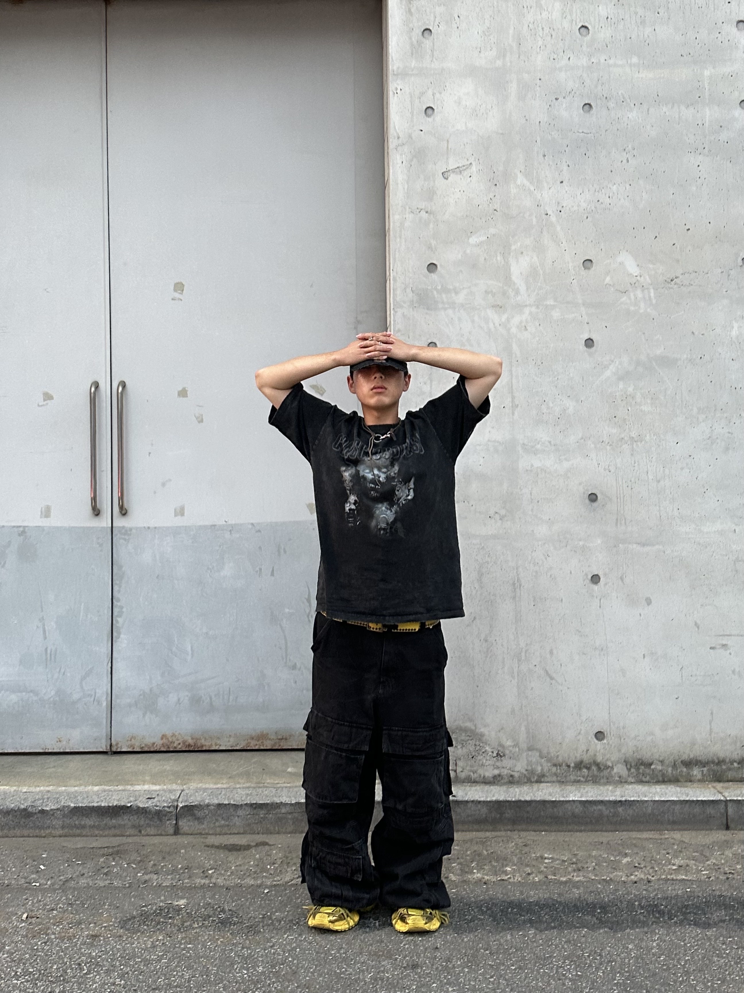 Balenciaga 3XL Sneakers Yellow Black, Project G/R Crinkle Denim Cargo Pants Black 착용 스타일 - 1