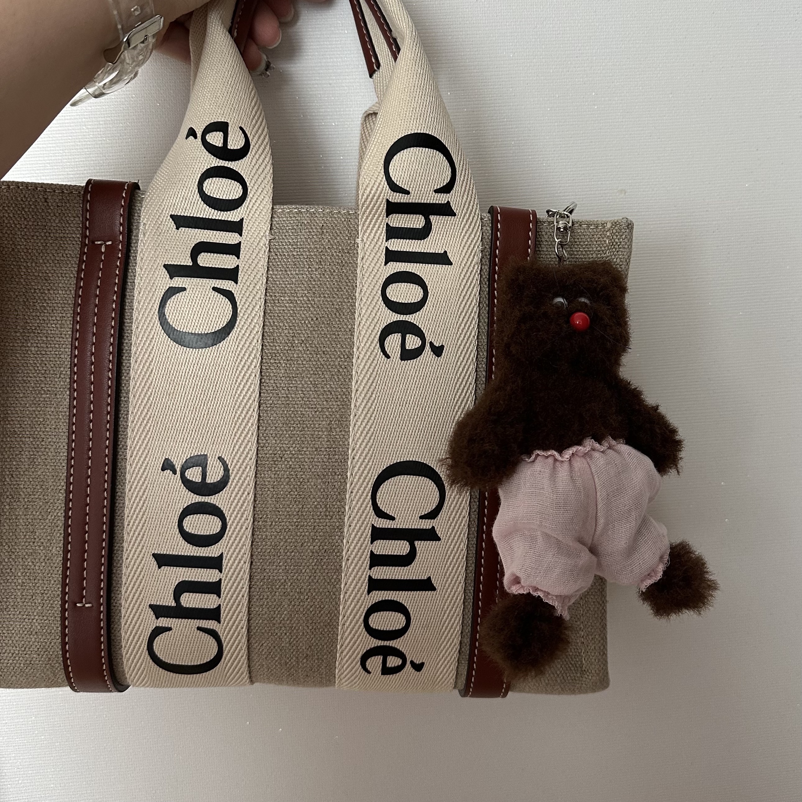 Monamhee Bred Keyring with Pink Pants Brown 착용 스타일