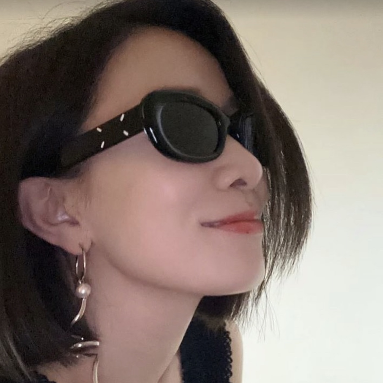 Gentle Monster x Maison Margiela MM004 Black Black 착용 스타일 - 1