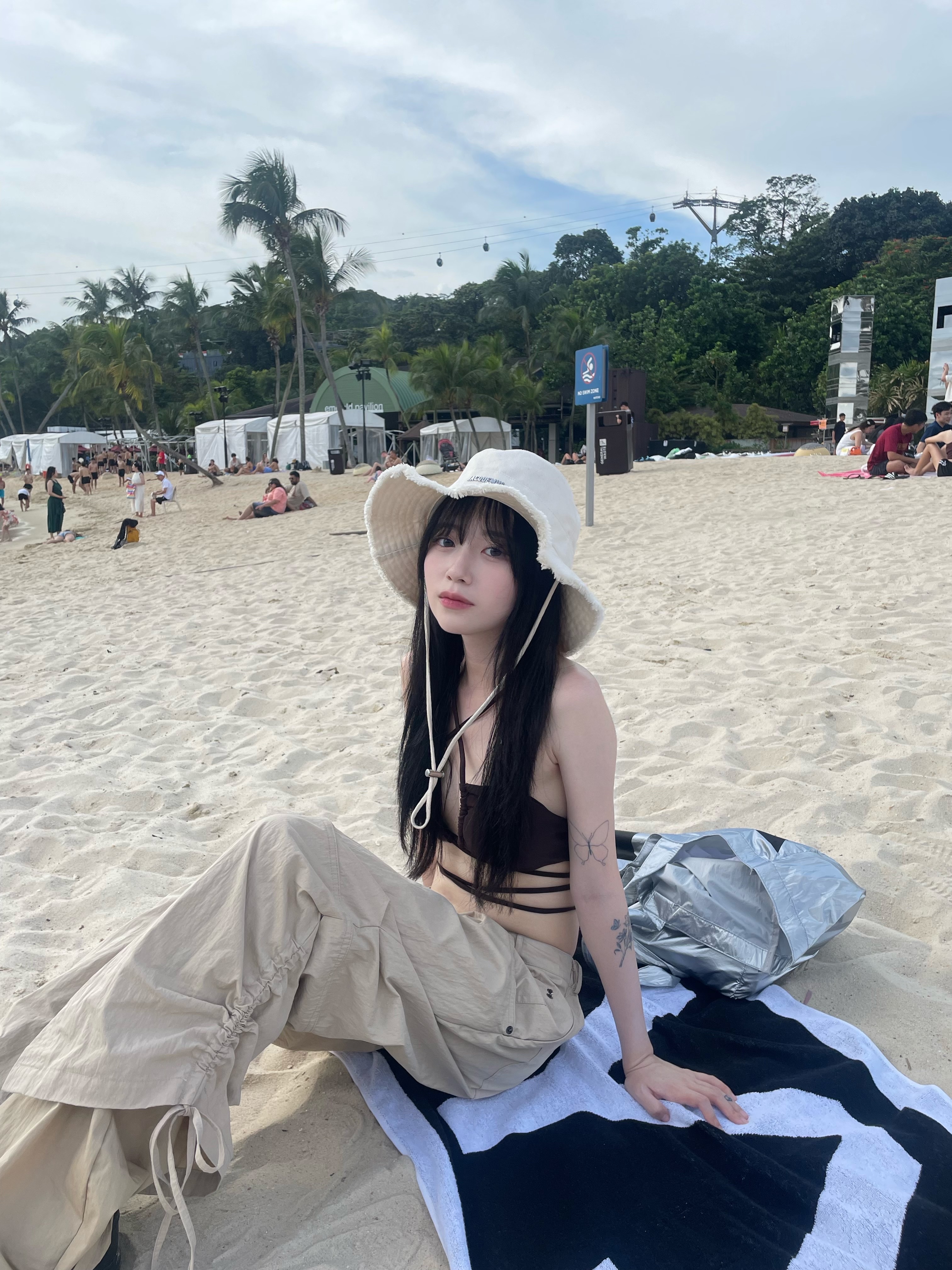 Jacquemus Le Bob Artichaut Bucket Hat Off White 착용 스타일 - 2