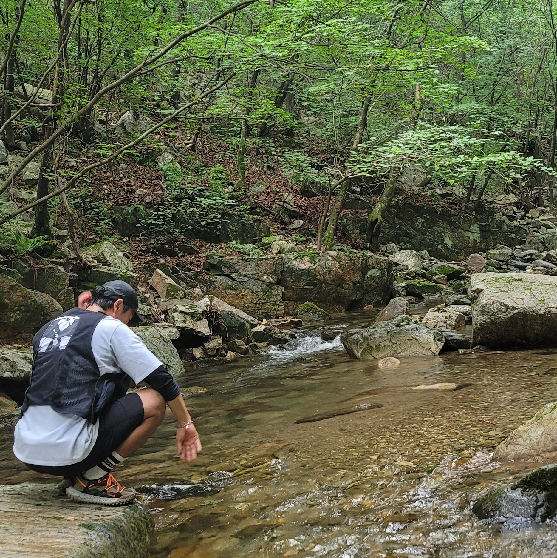Nike ISPA Vest Black, Nike ACG Trail Cap Black 착용 스타일 - 2