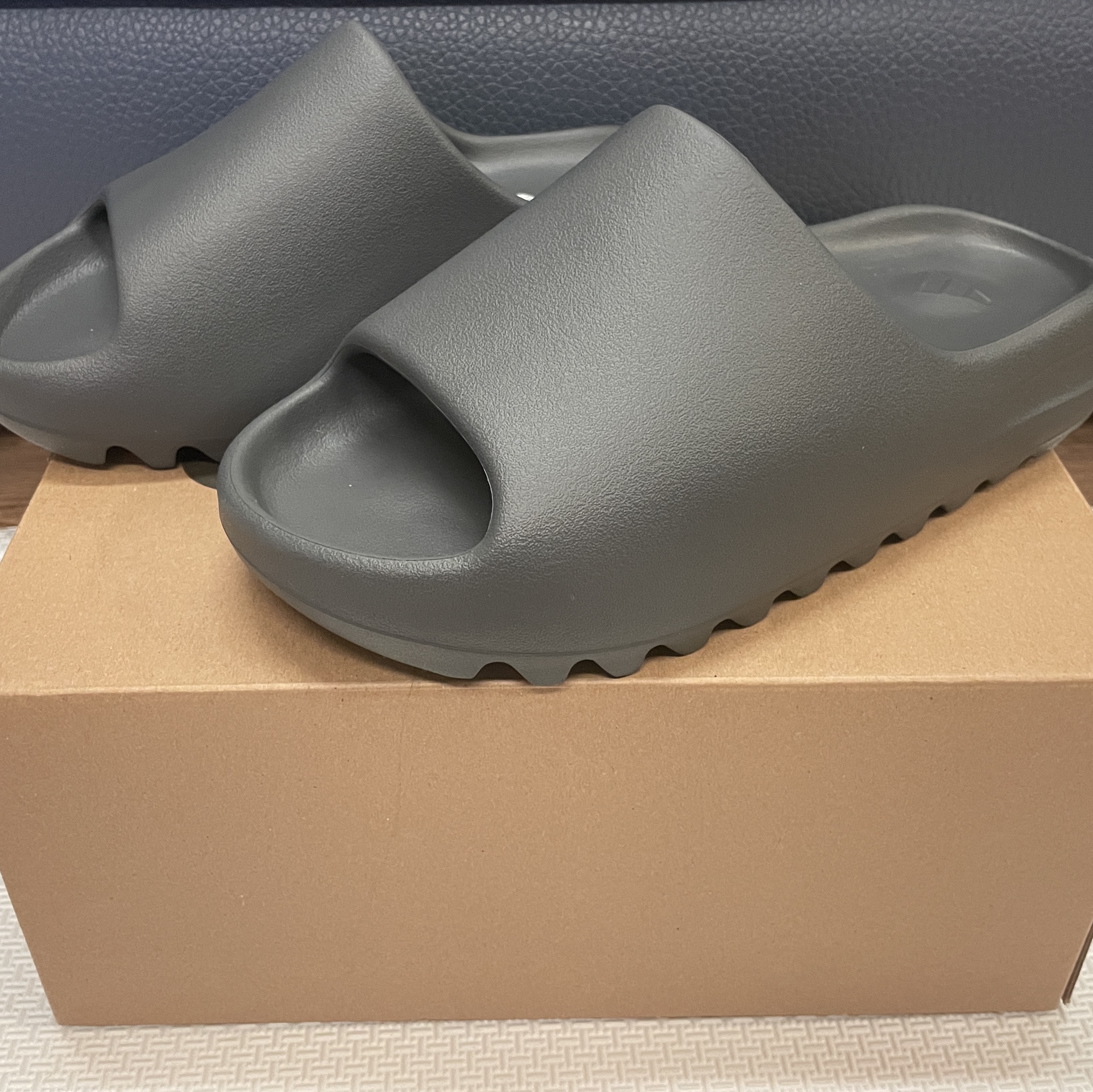 Adidas Yeezy Slide Slate Grey 착용 스타일