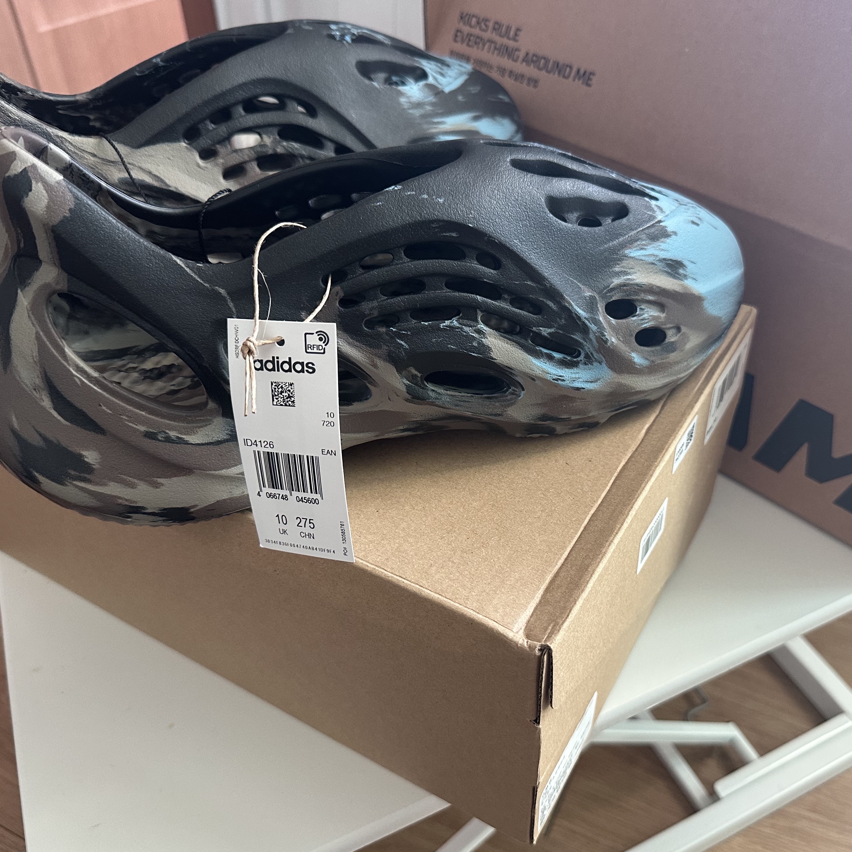 Adidas Yeezy Foam RNNR MX Cinder 착용 스타일
