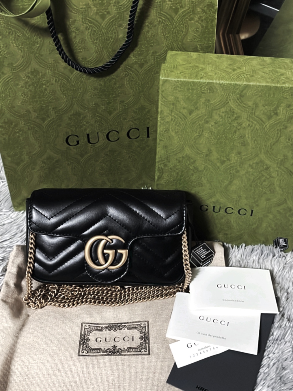 Gucci GG Marmont Matelasse Leather Super Mini Bag Black 착용 스타일