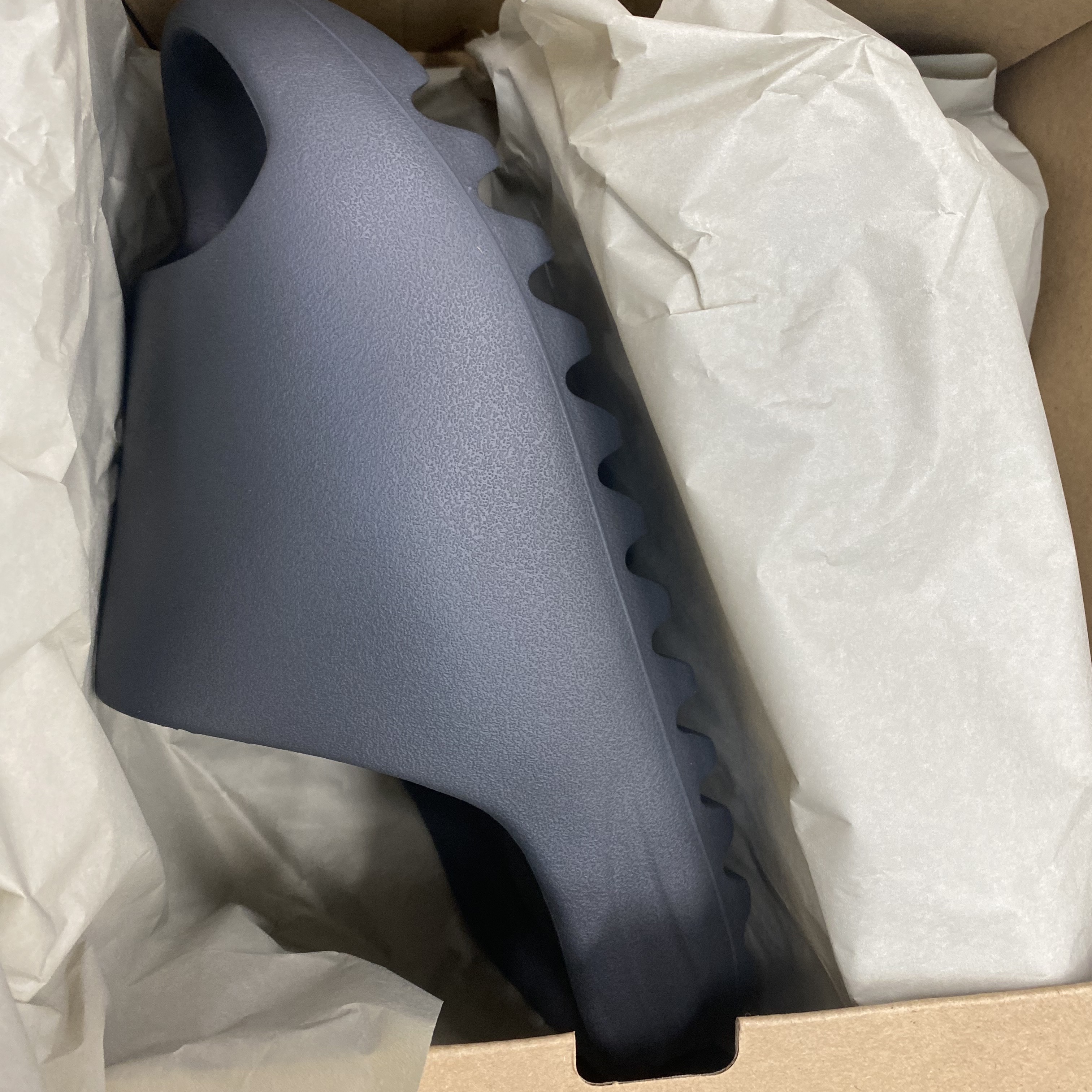 Adidas Yeezy Slide Slate Grey ์ฐฉ์ฉ ์คํ์ผ