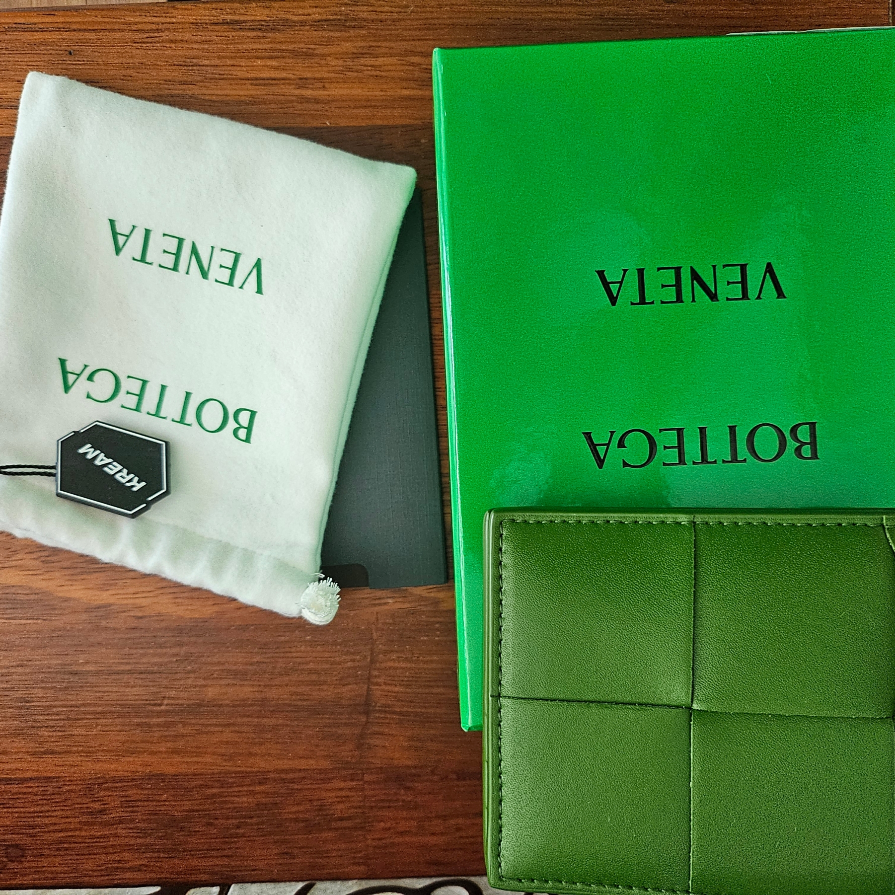 Bottega Veneta Bi-Fold Wallet Avocado 착용 스타일