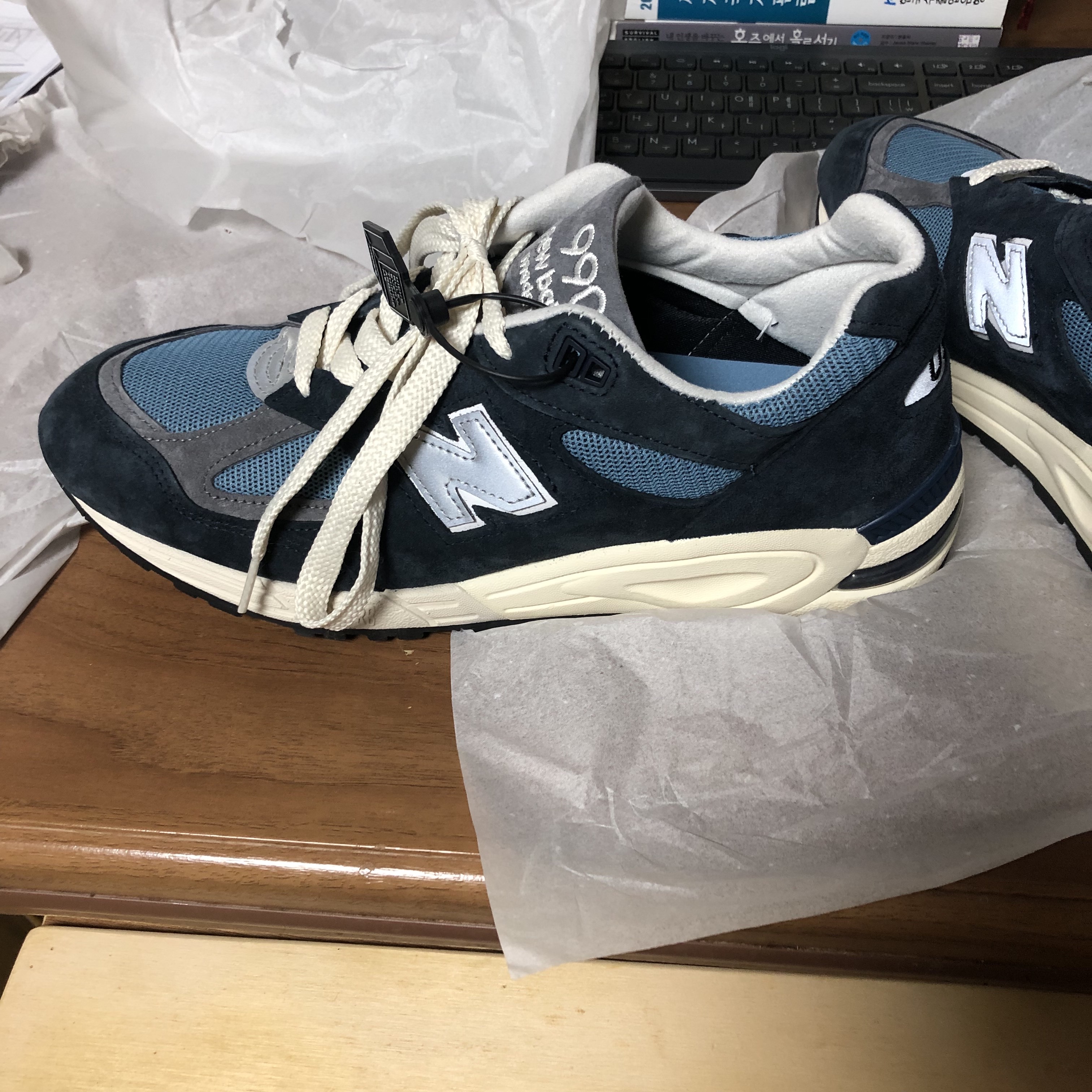 New Balance 990v2 Made in USA Navy Castlerock 착용 스타일 - 1
