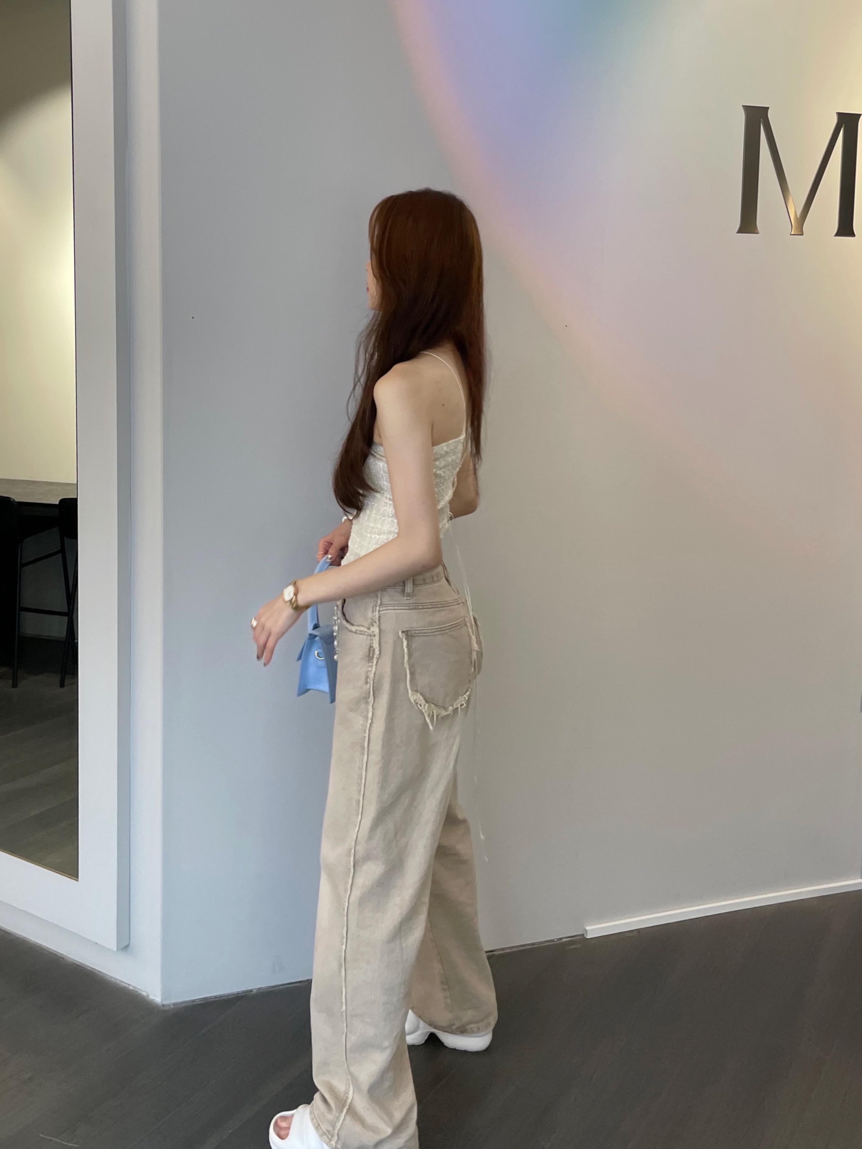 Jacquemus Le Chiquito Moyen Leather Handbag Croco Blue, Jacquemus Le Chiquito Moyen Signature Handbag Pale Blue 착용 스타일 - 5