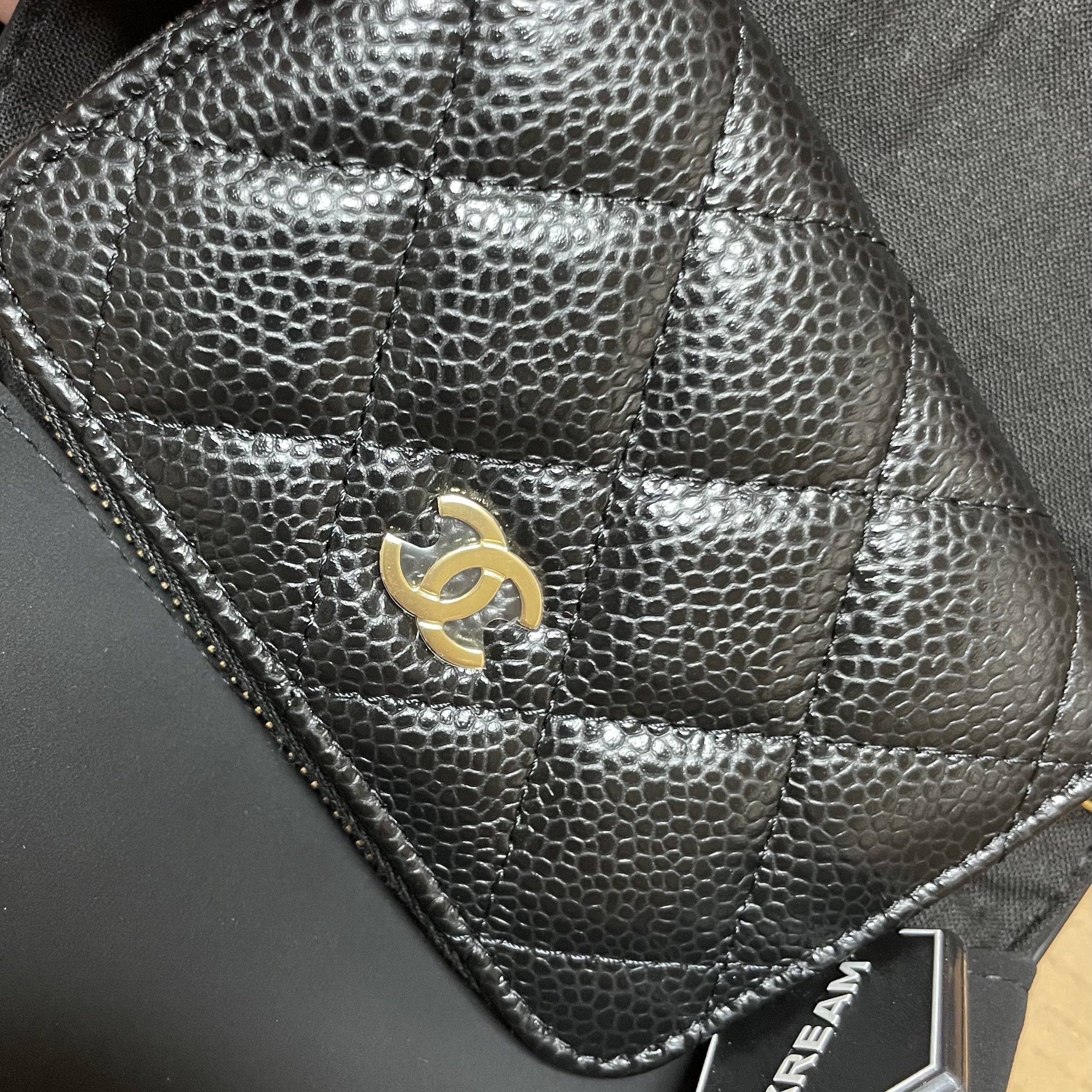 Chanel Classic Zipped Coin Purse Grained Calfskin & Gold Black 착용 스타일