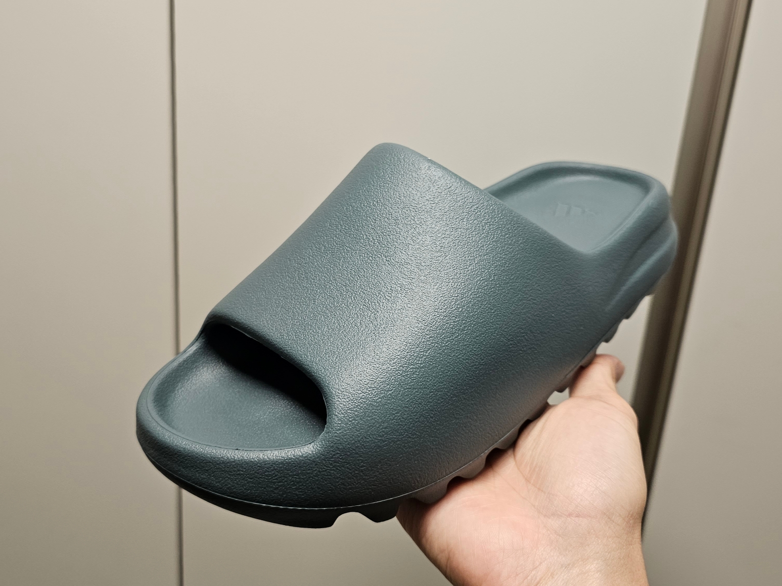 Adidas Yeezy Slide Slate Marine 착용 스타일