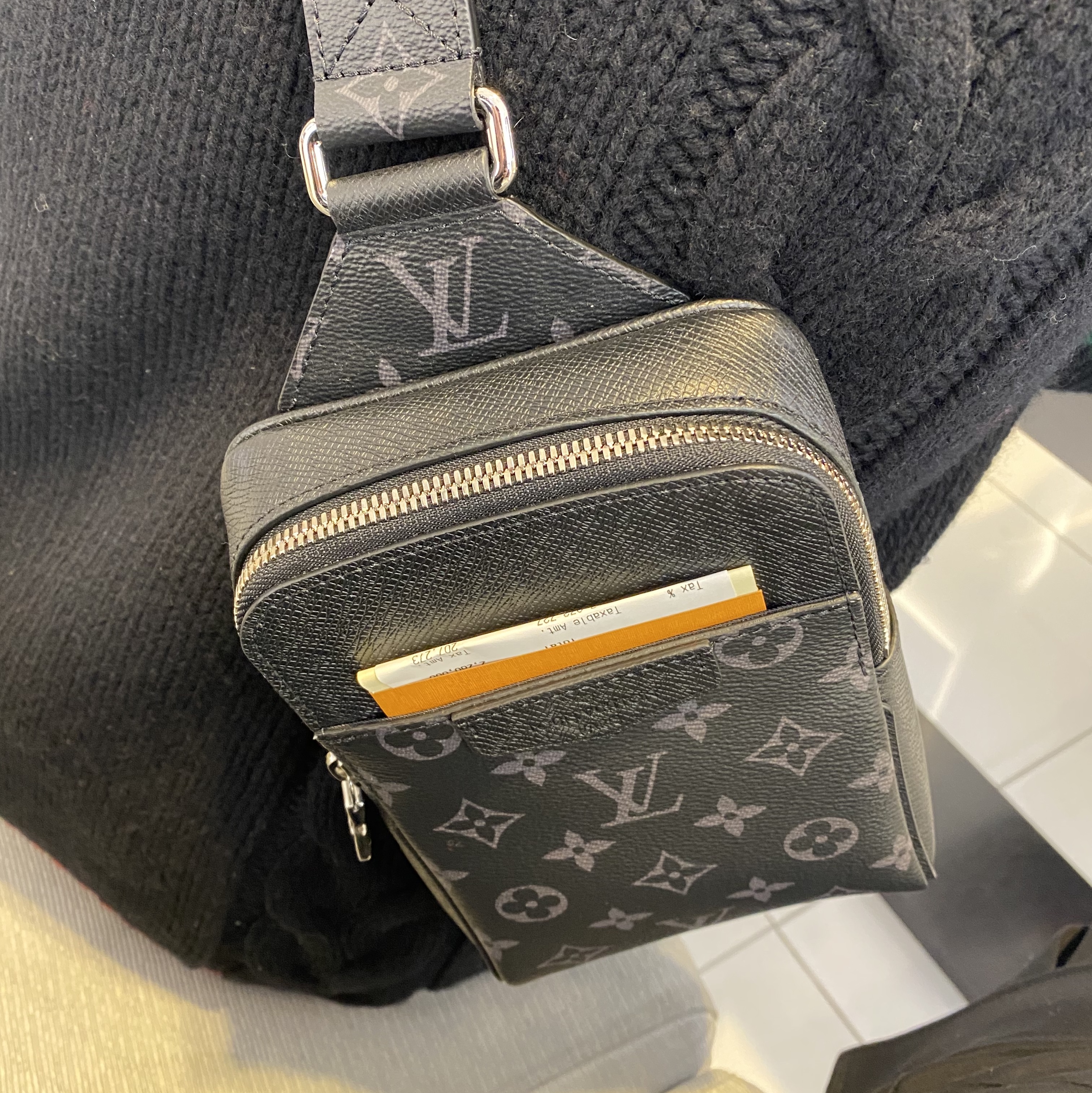 Louis Vuitton Outdoor Sling Bag Black 착용 스타일