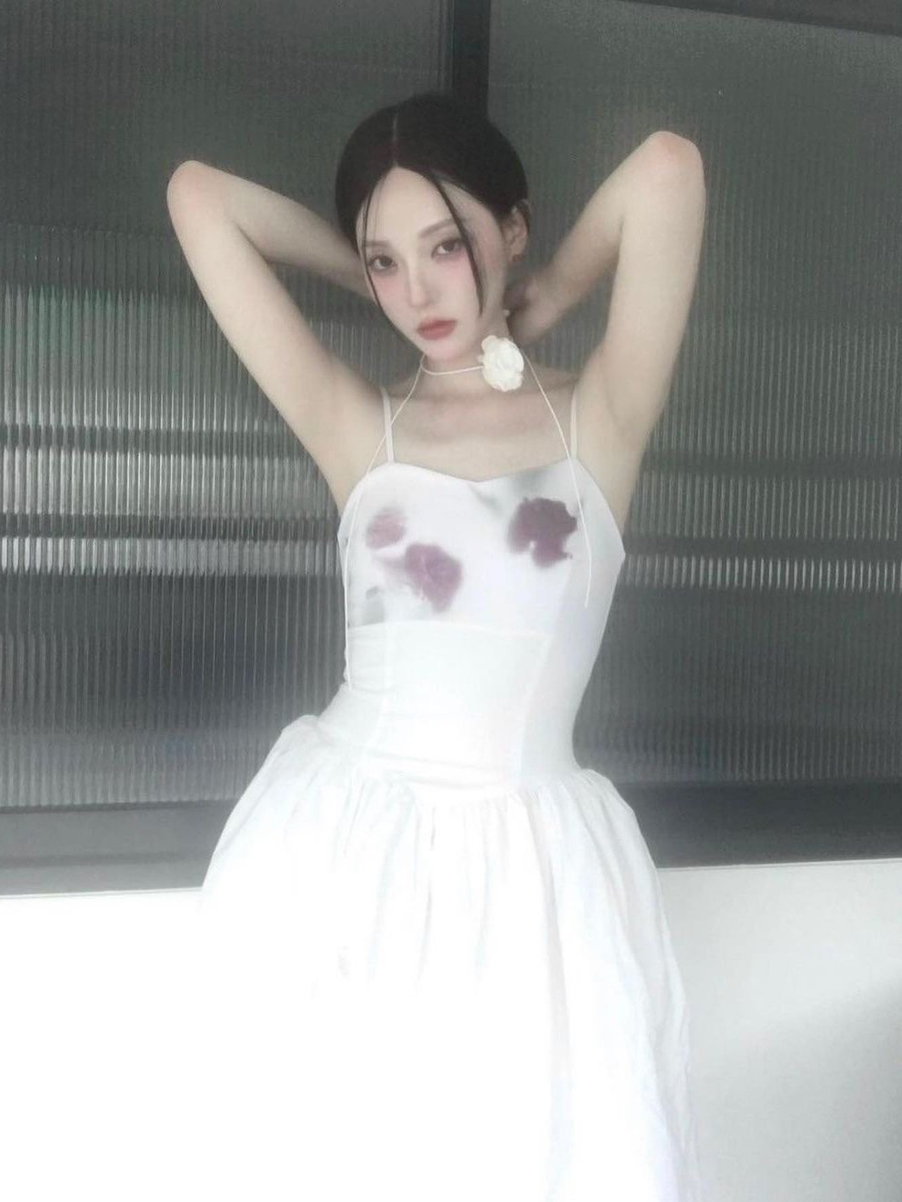 Darling You're Bad Women Unbalanced Shirring Long Dress White 착용 스타일 - 3