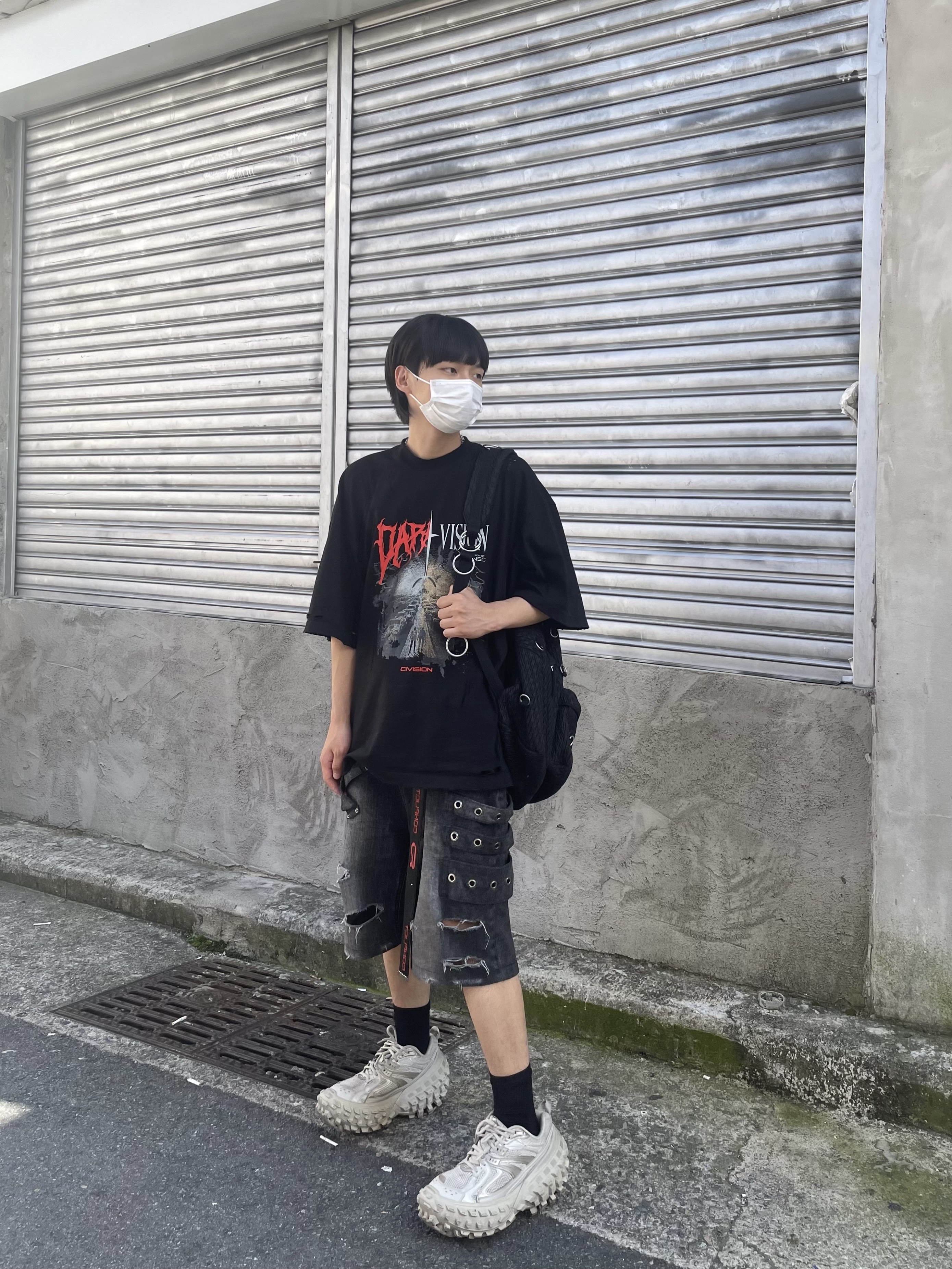 Civision by CSC Dark Vision Distressed T-Shirt Black, Balenciaga Defender Sneakers Beige 착용 스타일