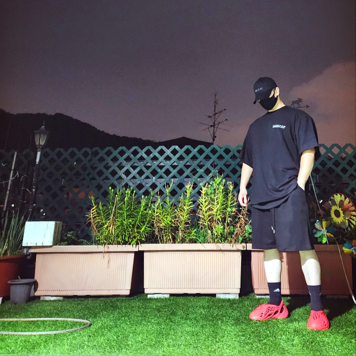 Adidas Yeezy Foam RNNR Vermilion, Juun.J Signature Cotton Twill Ballcap Black 착용 스타일 - 1