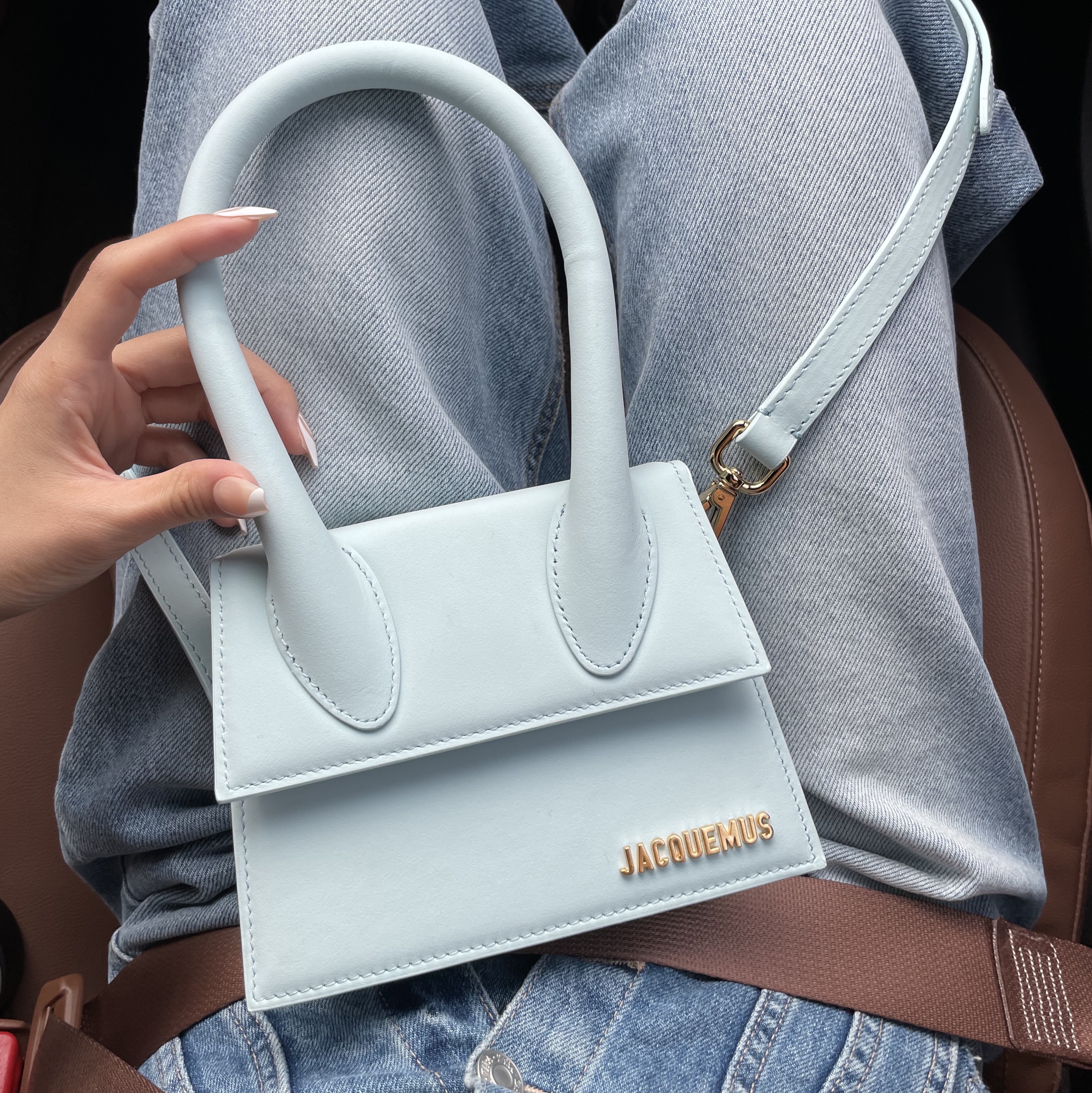 Jacquemus Le Chiquito Moyen Signature Handbag Pale Blue 착용 스타일 - 3
