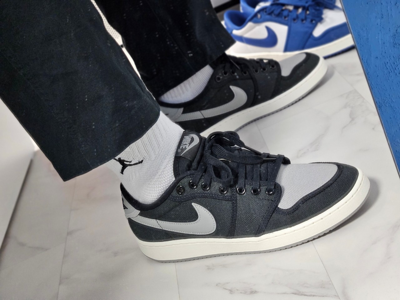 Jordan 1 KO Low Black Medium Grey 착용 스타일 - 2