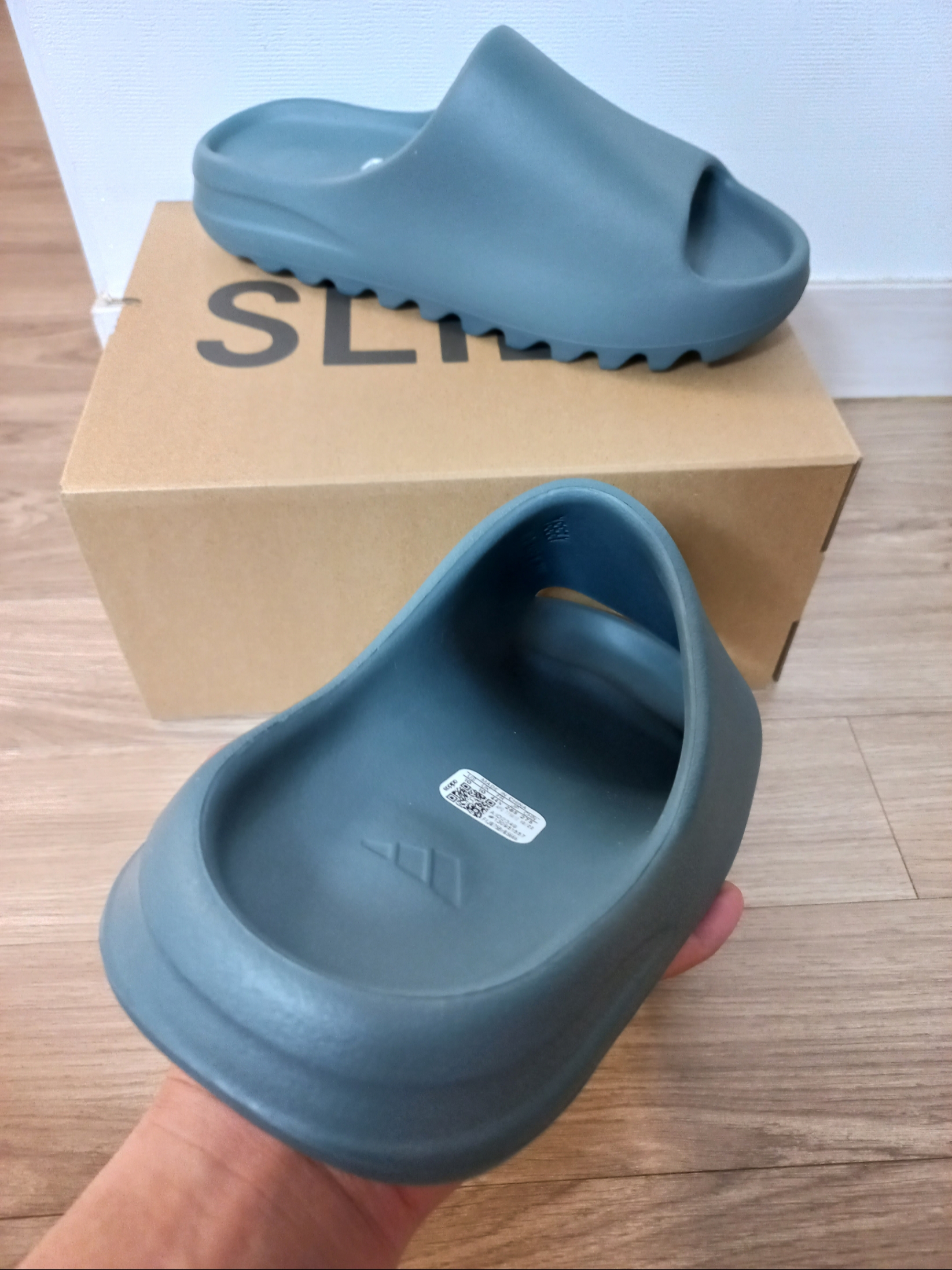 Adidas Yeezy Slide Slate Marine 착용 스타일 - 2
