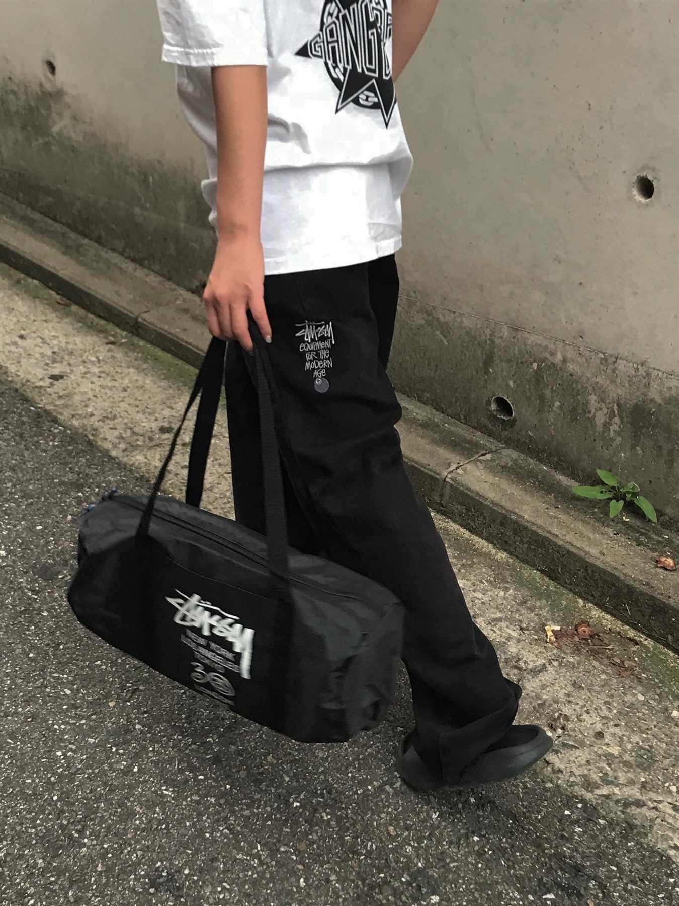 Stussy Washed Canvas Big OL' Jean Black, Stussy x Gang Starr Take It Personal T-Shirt White 착용 스타일