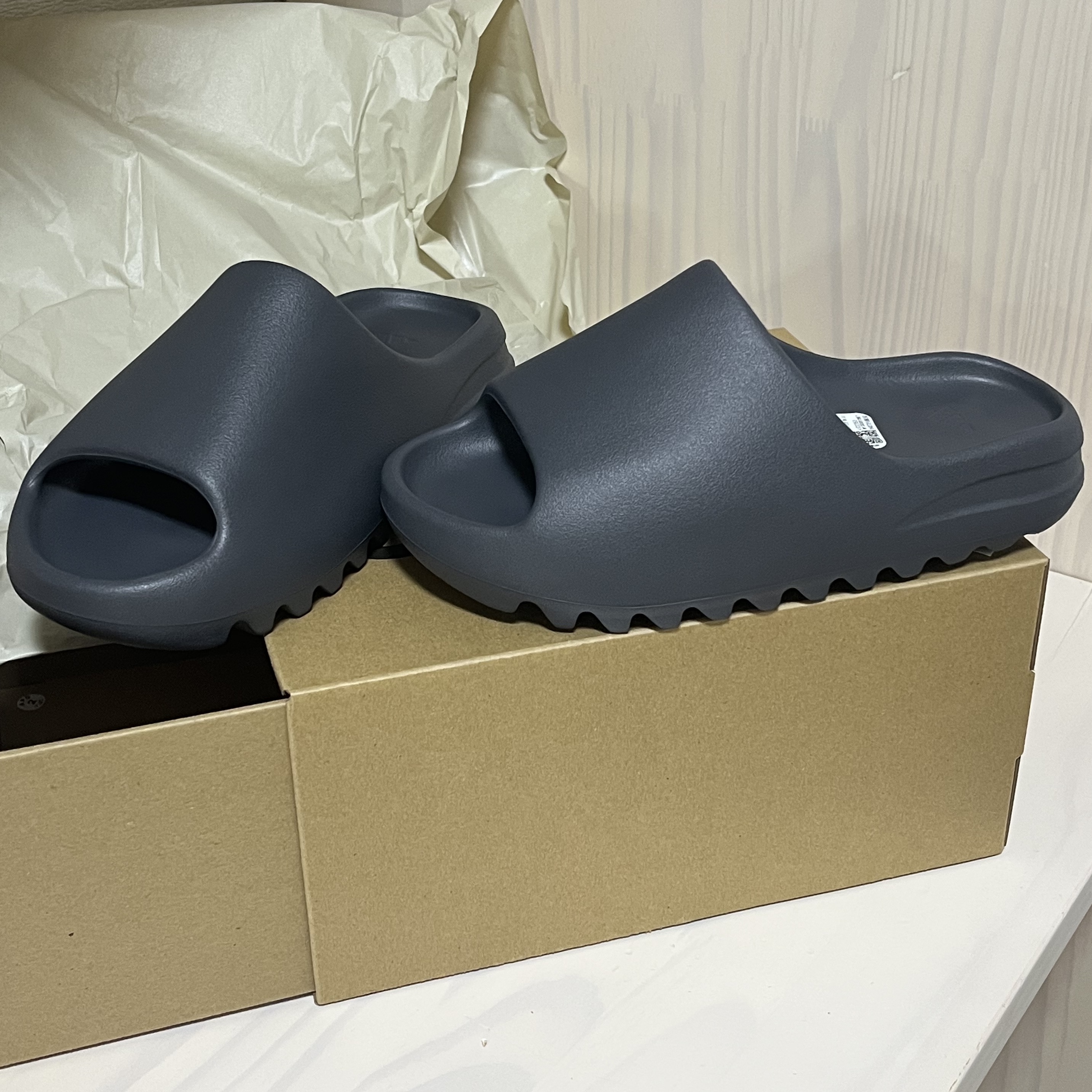 Adidas Yeezy Slide Slate Grey 착용 스타일