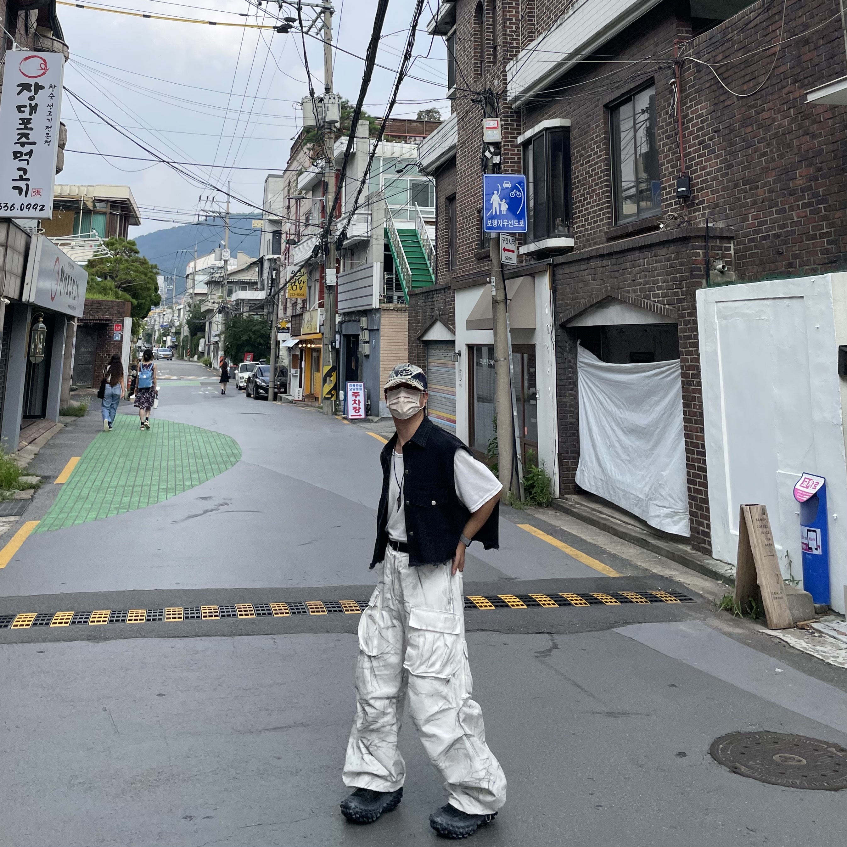 Nos Couleurs 01 Cargo Pants Dirty Washing, Balenciaga Defender Sneakers Black 착용 스타일 - 4