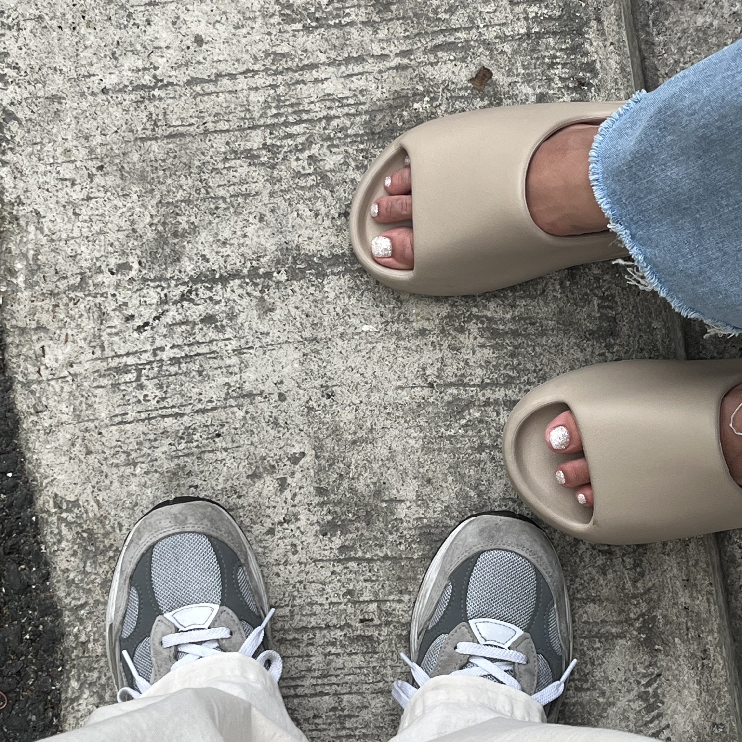 New Balance 992 Made in USA Grey - D Standard, Adidas Yeezy Slide Pure - Re-Release Ver. 착용 스타일