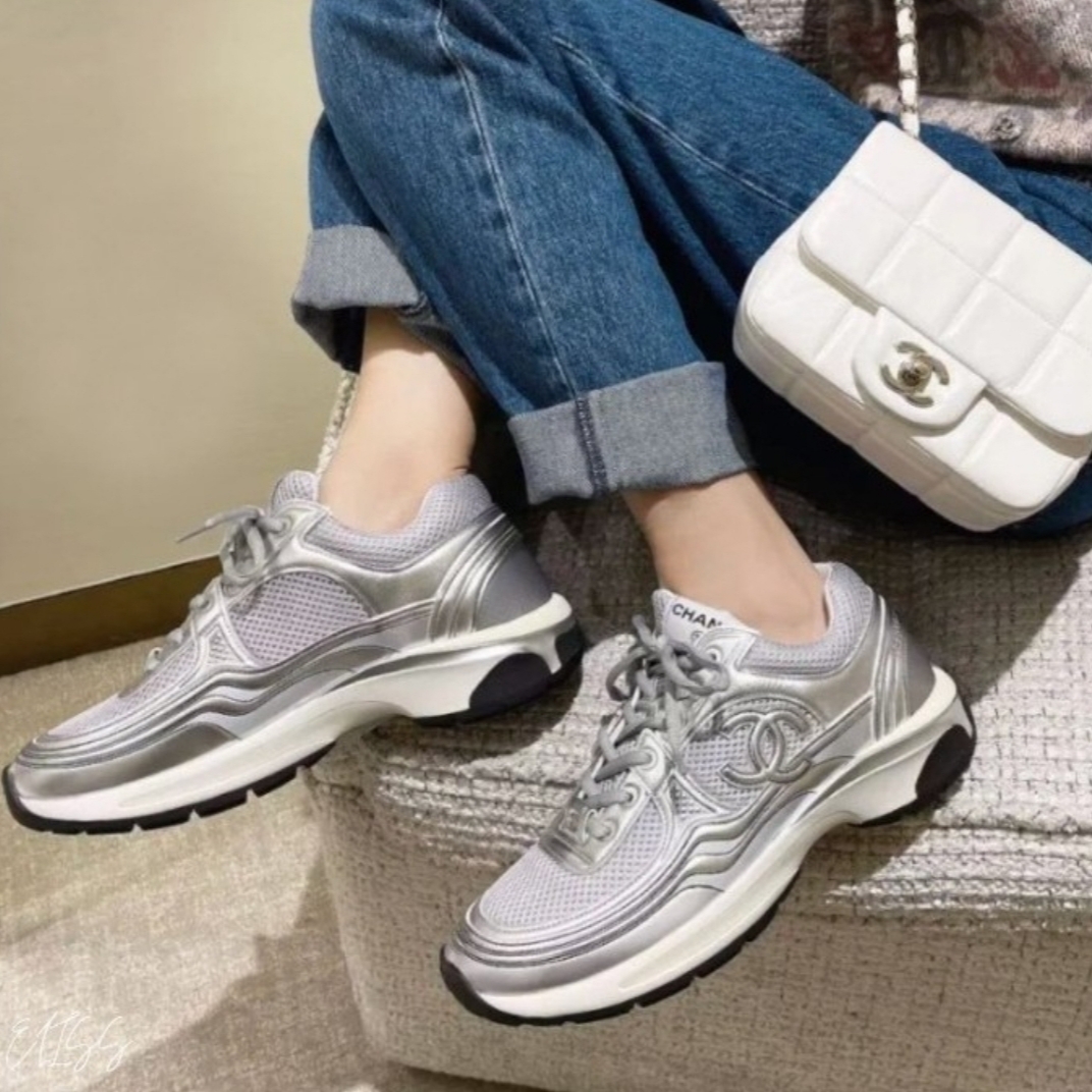 (W) Chanel Sneakers Fabric Laminated & White Silver 착용 스타일