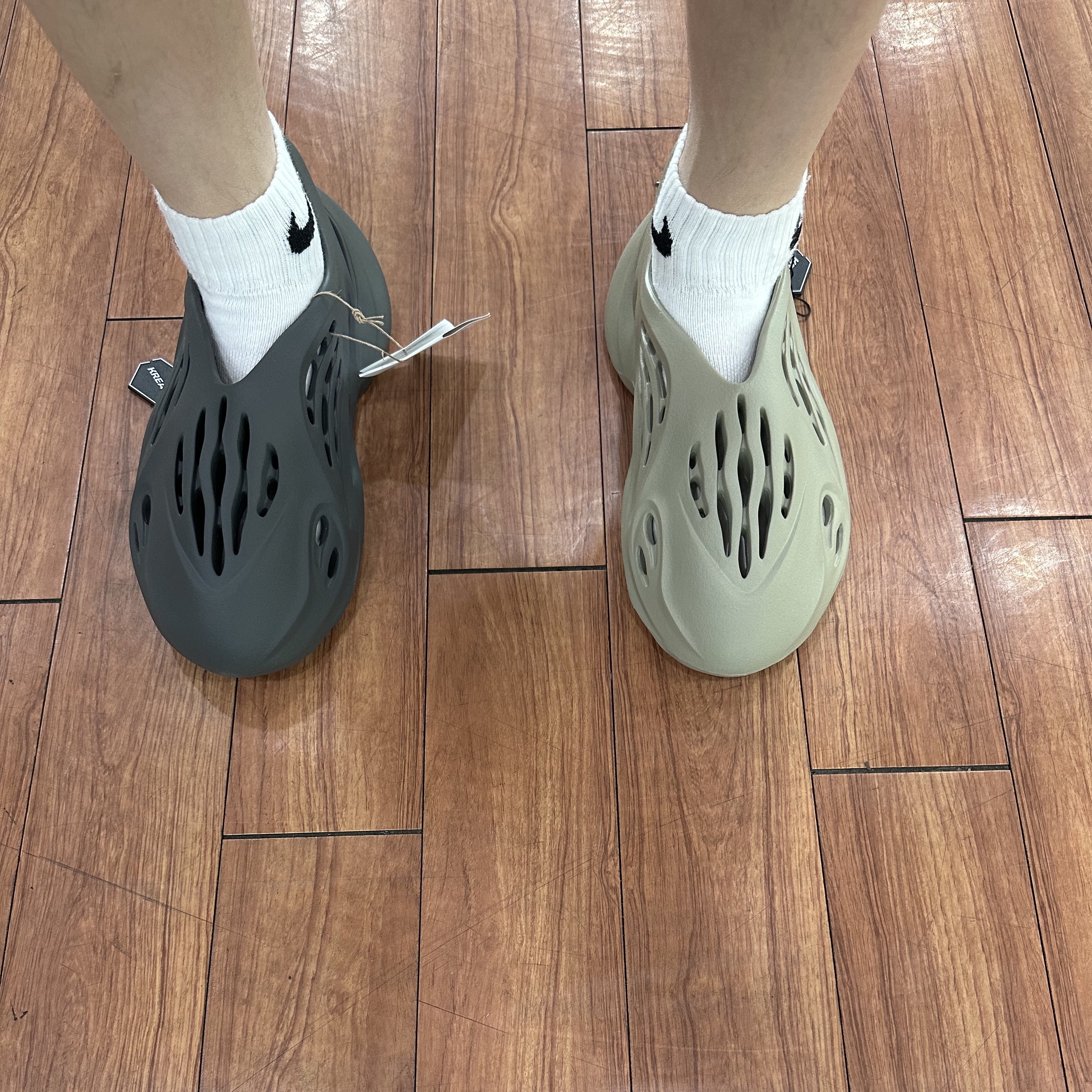 Adidas Yeezy Foam RNNR Carbon, Adidas Yeezy Foam RNNR Stone Salt 착용 스타일