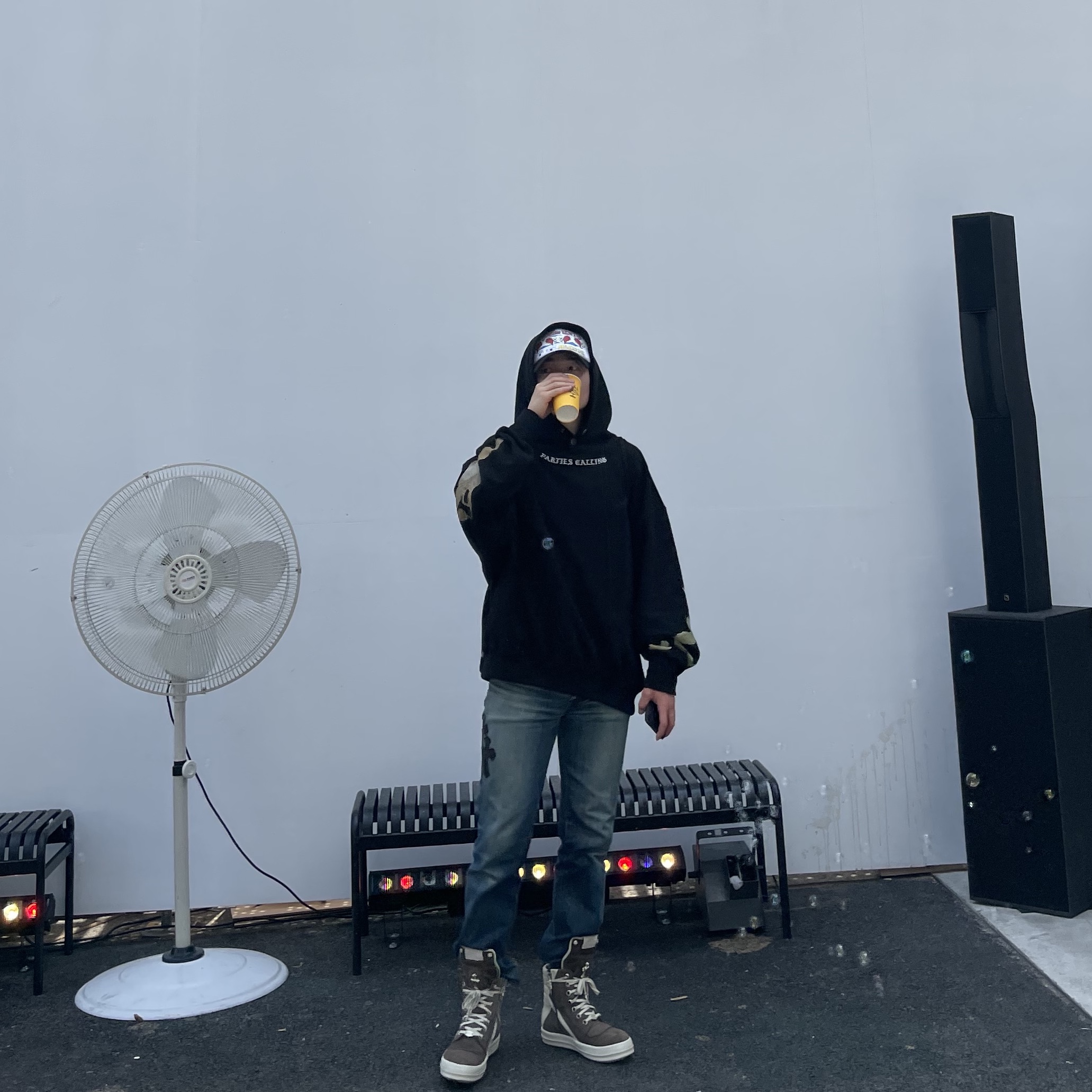 Punch Drunk Parties Parties Calling Oversized Hoodie BLACK 착용 스타일