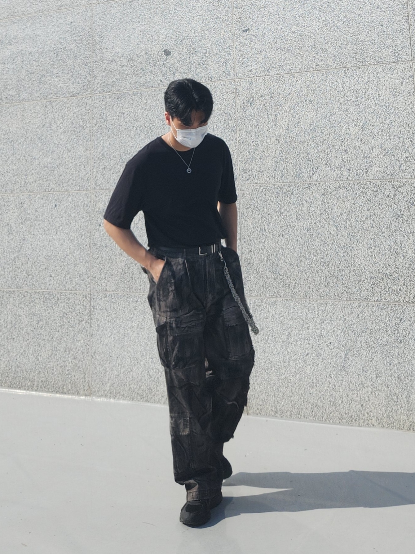 Undermycar Puke Rough Oil Coating Wide Cargo Pants Oil Black - 23SS 착용 스타일 - 2