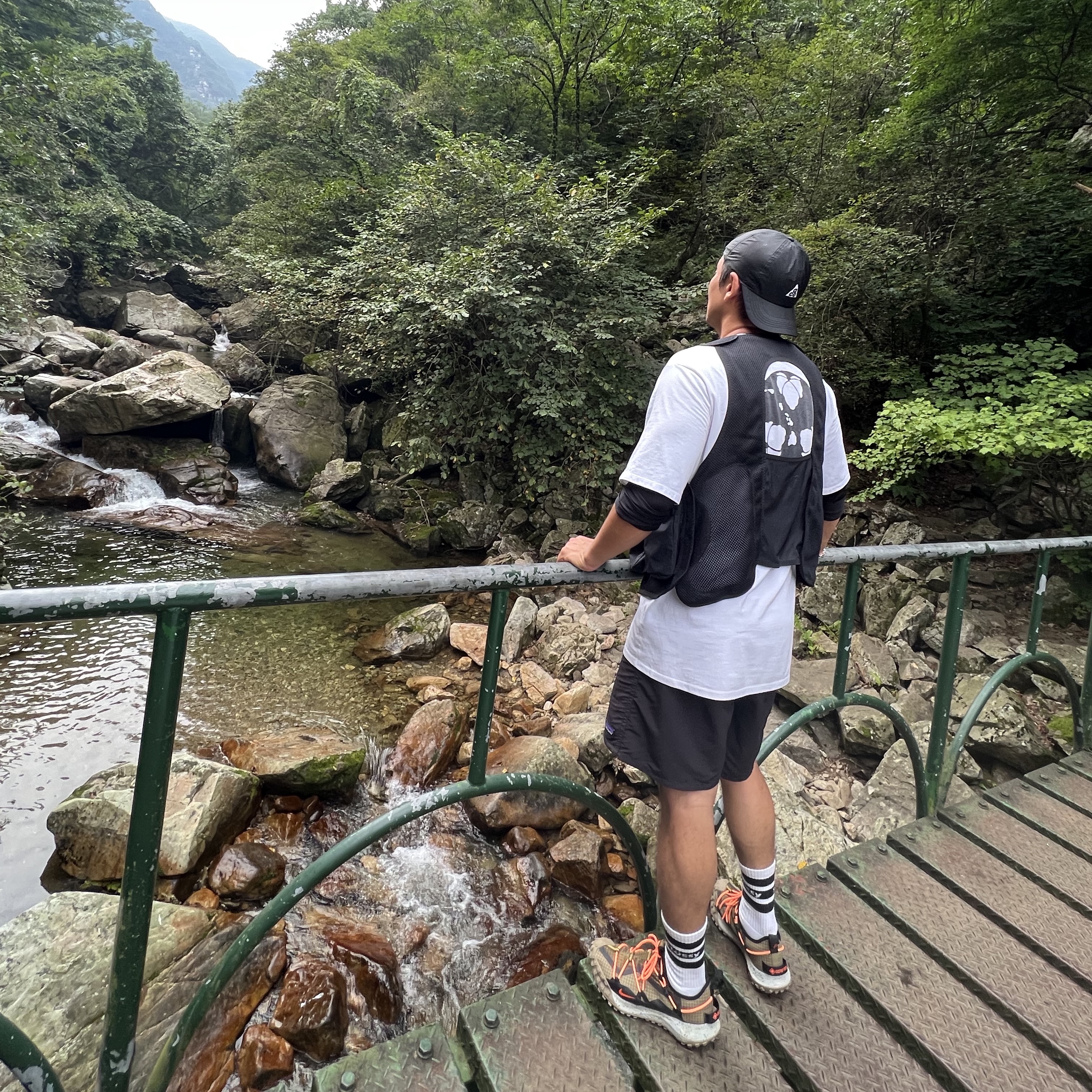 Nike ISPA Vest Black, Nike ACG Trail Cap Black 착용 스타일 - 1
