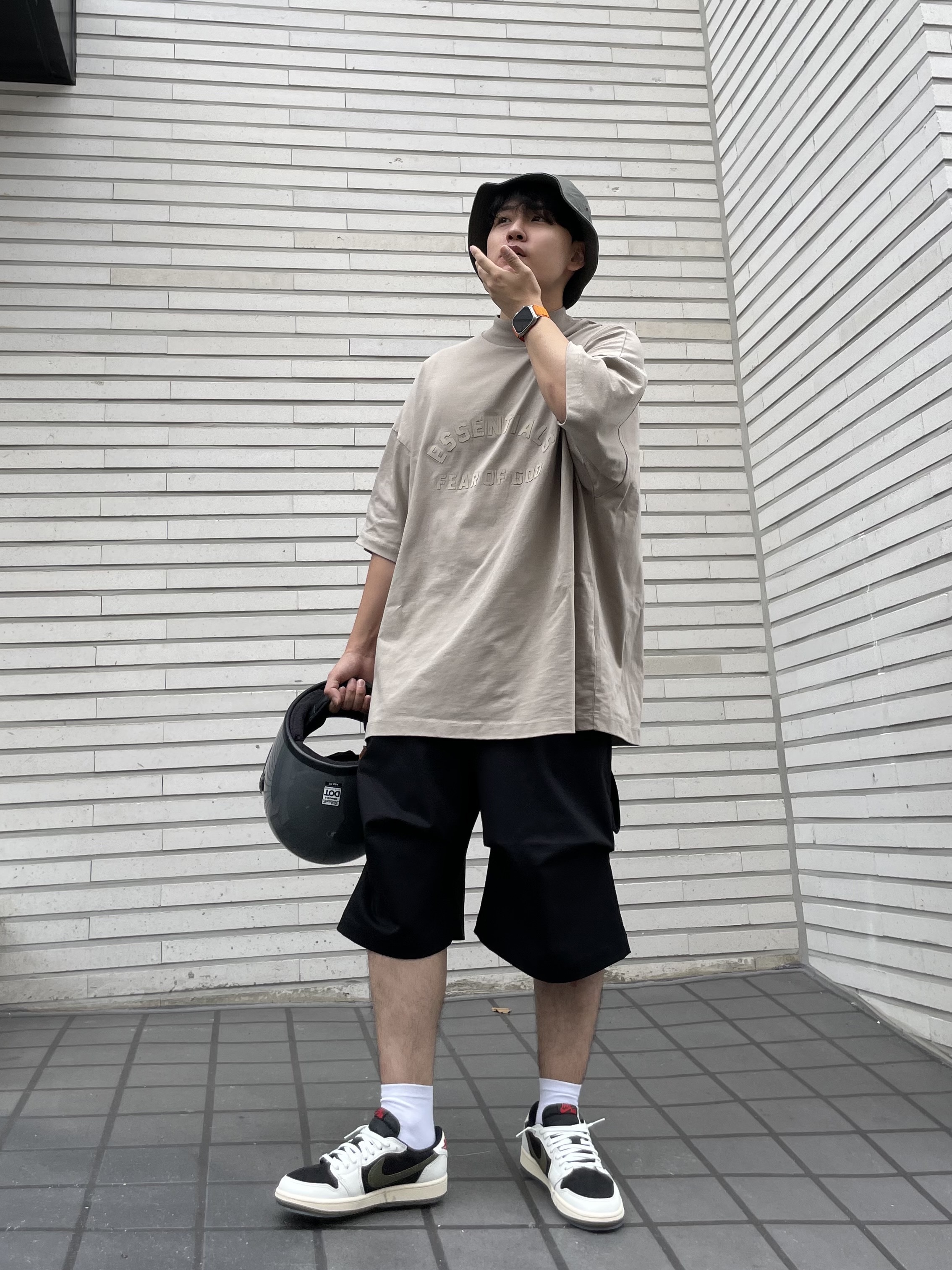 Essentials The Black Collection T-Shirt Dusty Beige - 23SS, (W) Jordan 1 x Travis Scott Retro Low OG SP Medium Olive 착용 스타일 - 1