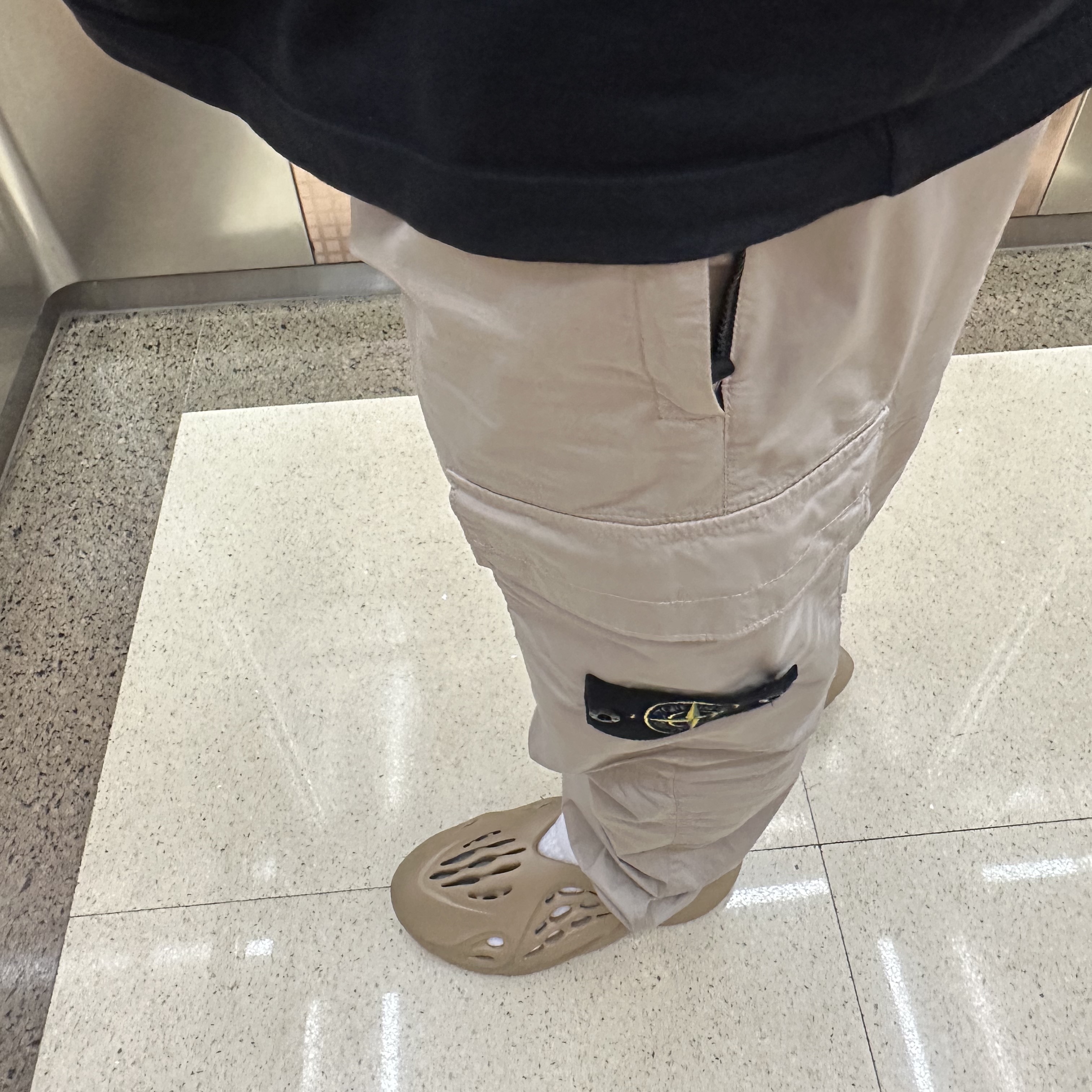 Stone Island 31303 Cargo Pants Dove Grey - 23SS 착용 스타일