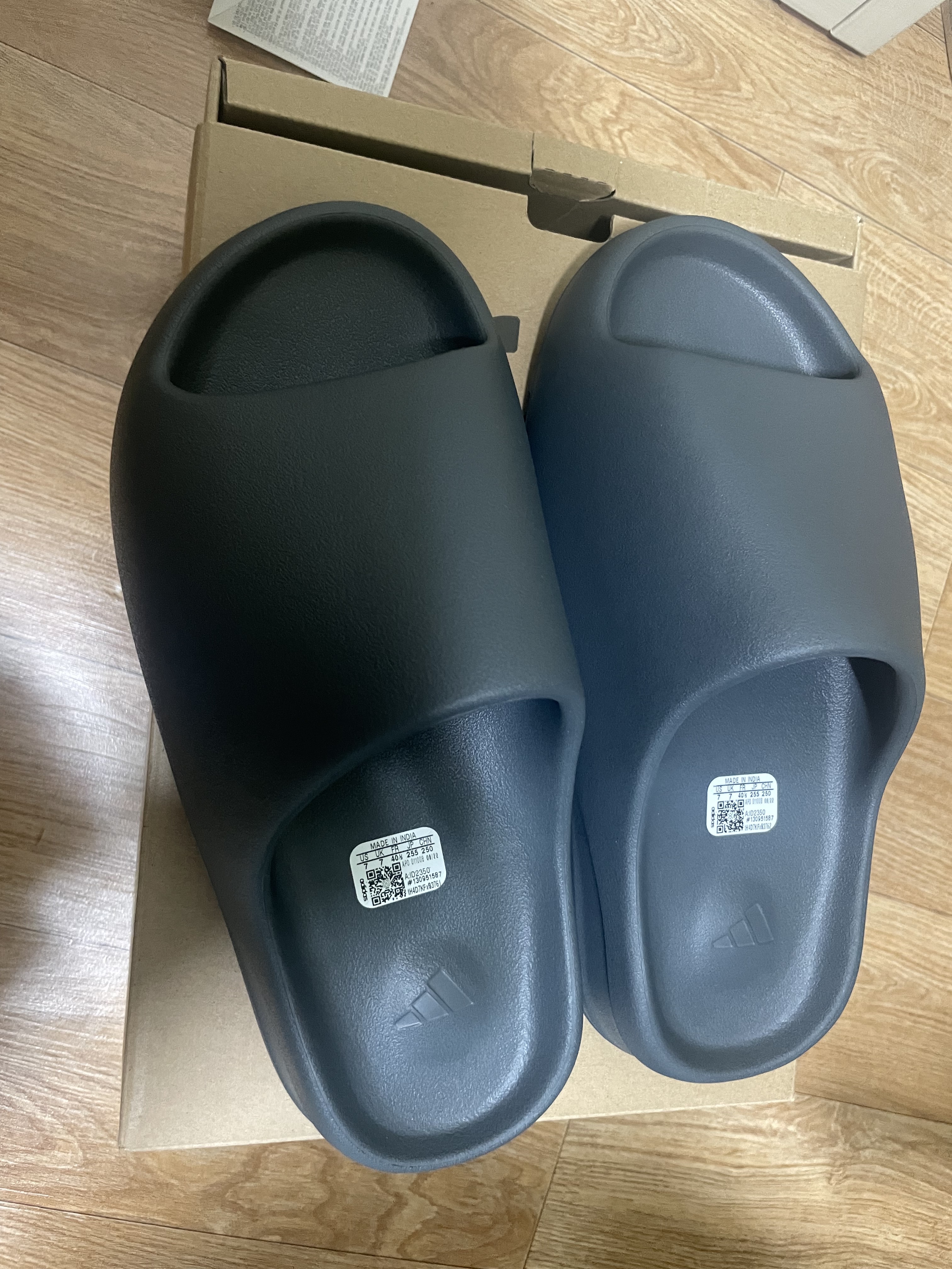 Adidas Yeezy Slide Slate Grey 착용 스타일 - 2
