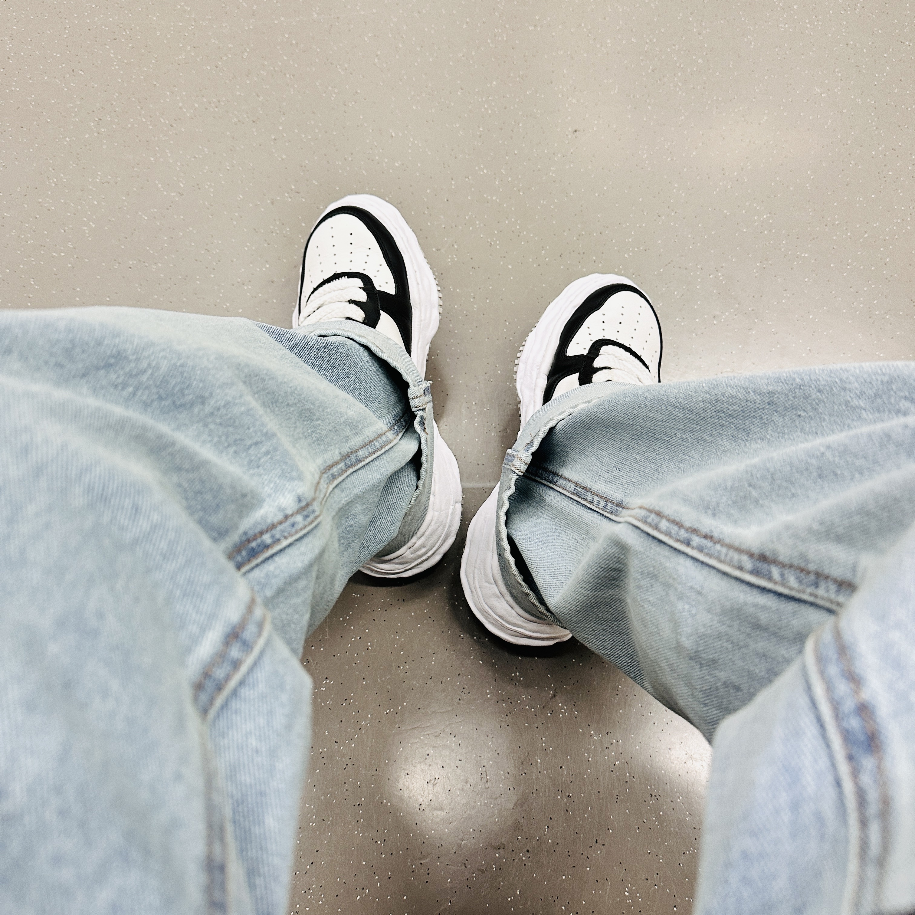 Maison Mihara Yasuhiro Wayne OG Sole Leather Low-top Sneakers Black White 착용 스타일 - 2