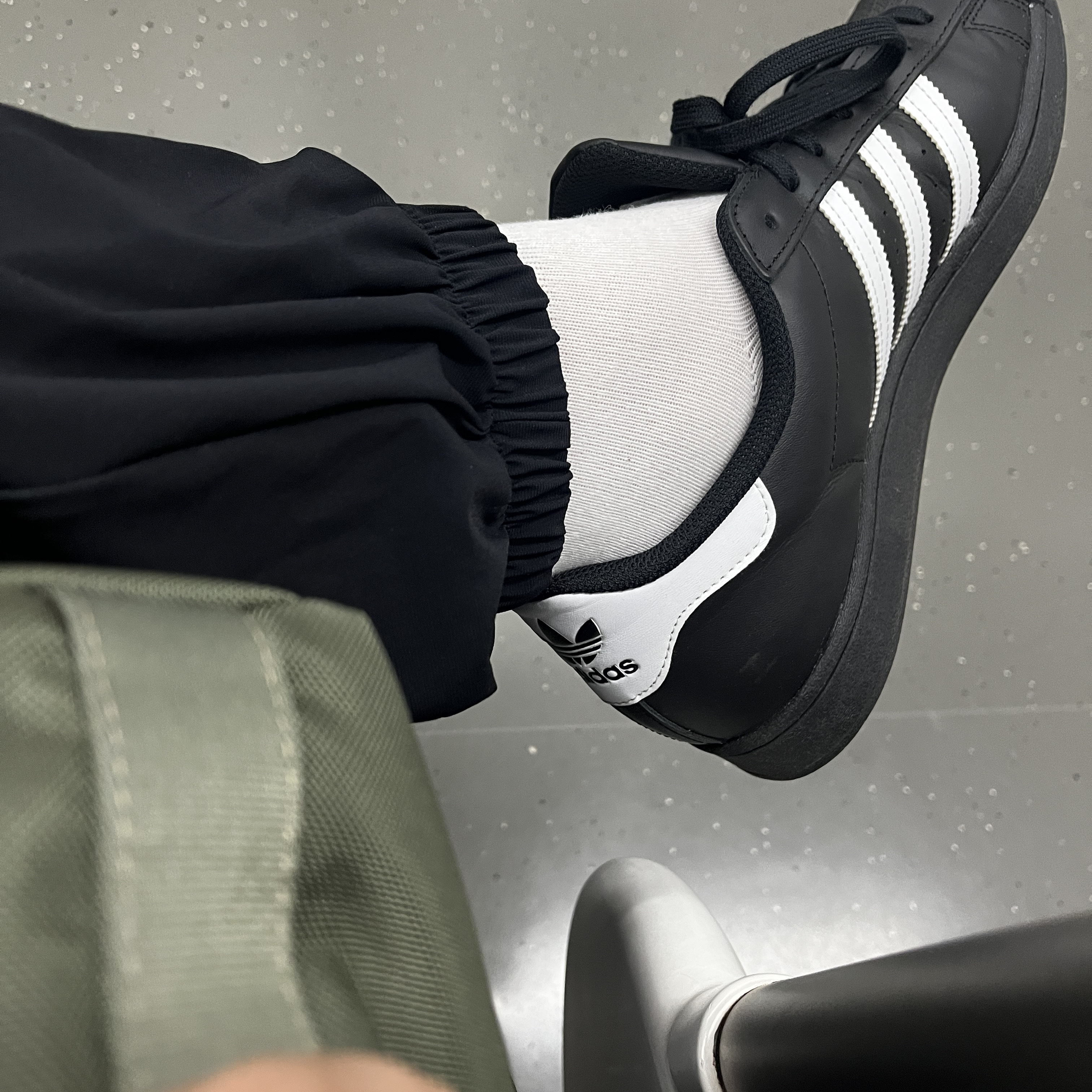 Adidas Superstar Core Black White 착용 스타일