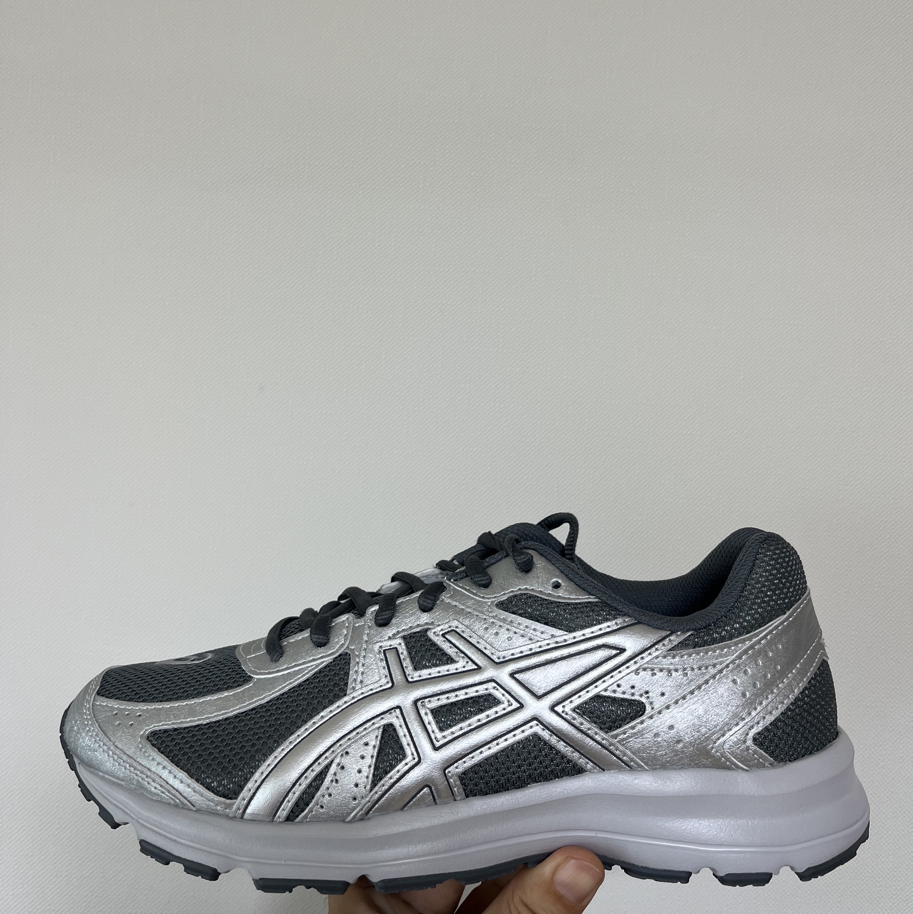 Asics Jog 100 S SMU Sheet Rock Pure Silver - 2E Wide 착용 스타일 - 1