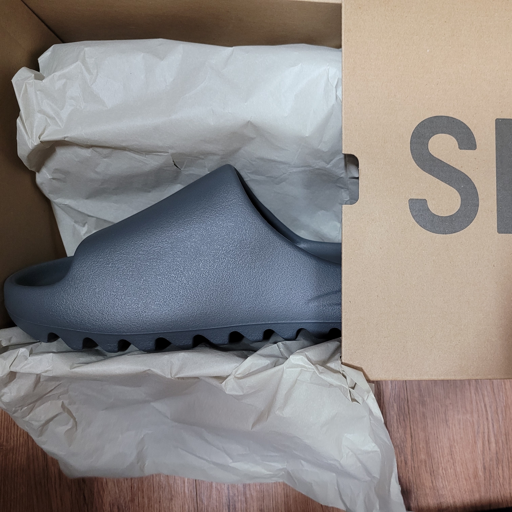 Adidas Yeezy Slide Slate Grey 착용 스타일