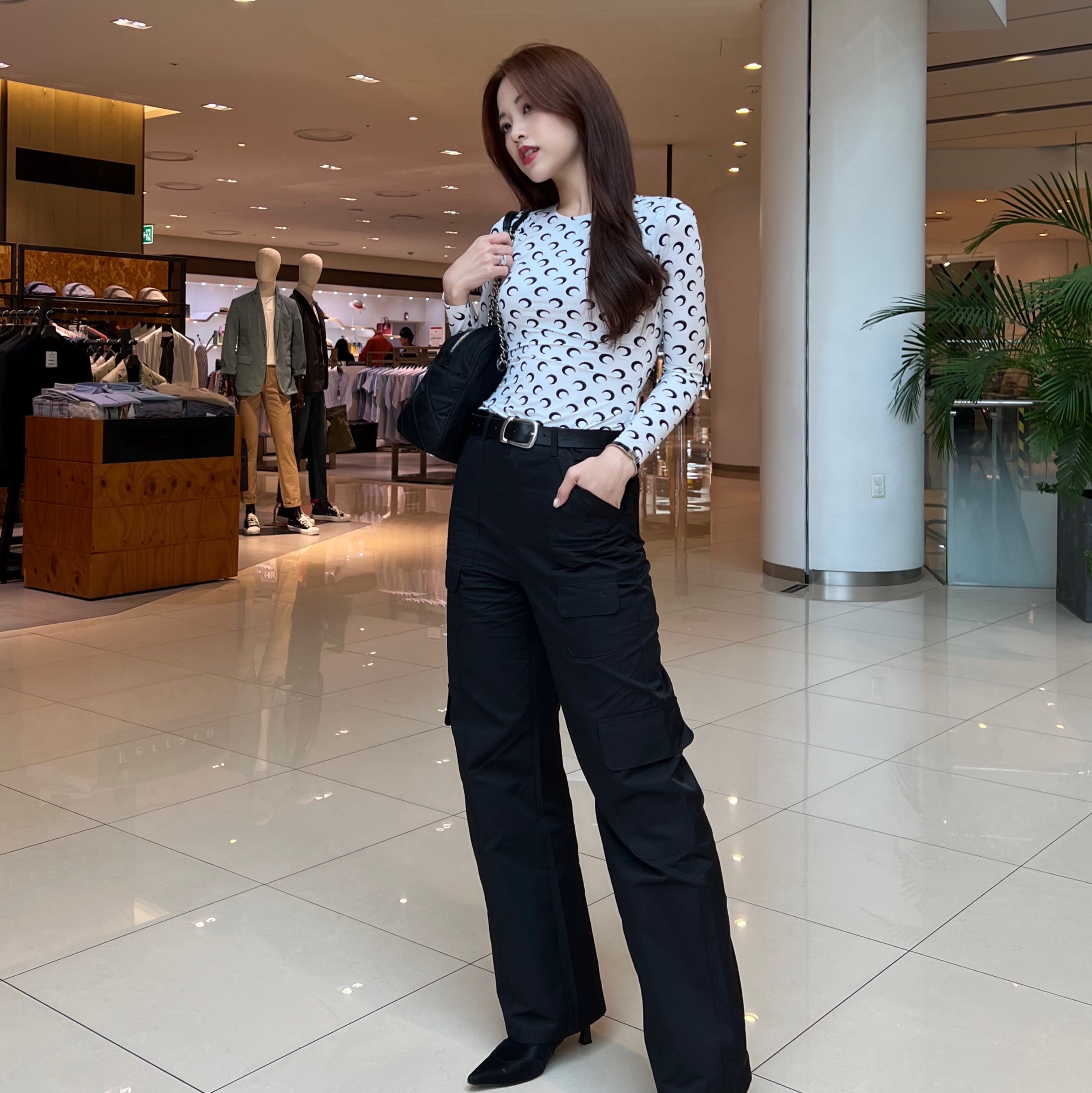 (W) Marine Serre Second Skin Top White Moon, Prada Nylon Quilted Chain Mini Shoulder Bag Black 착용 스타일 - 4