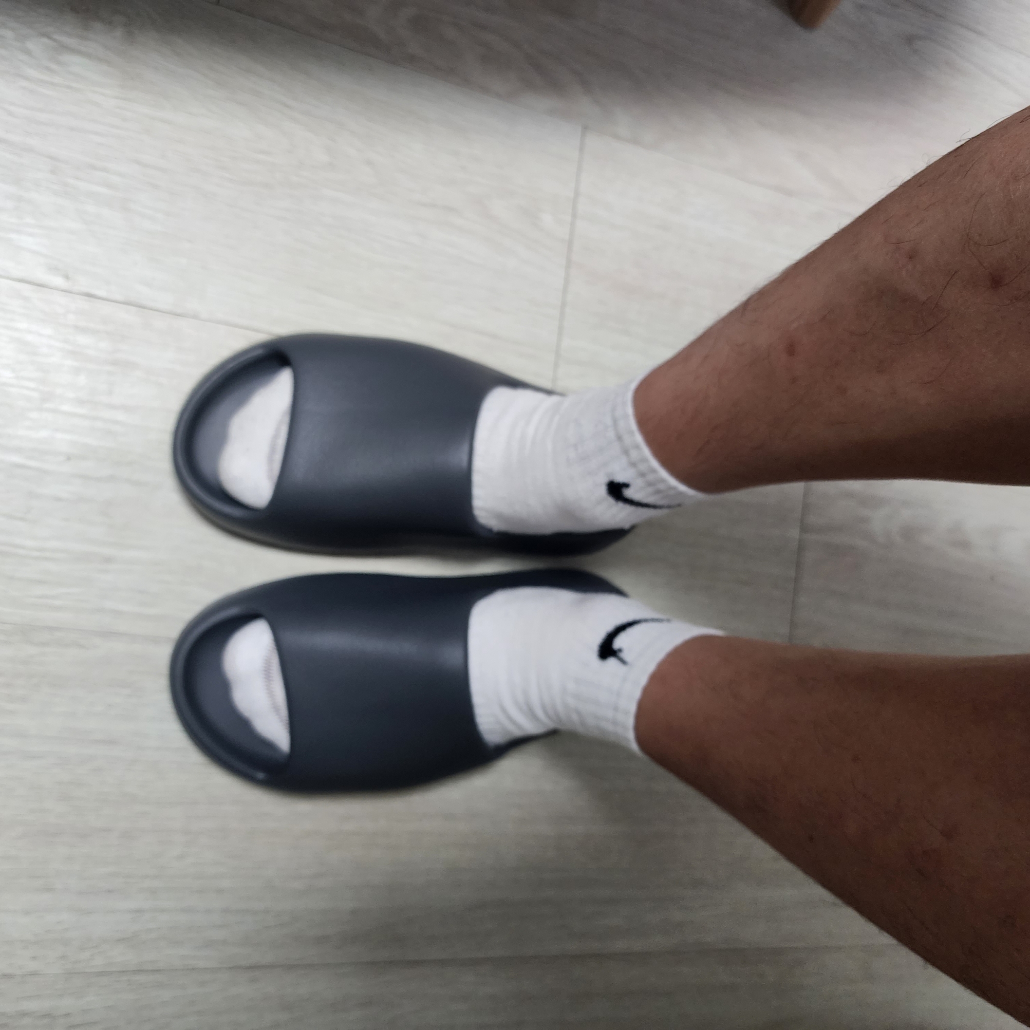 Adidas Yeezy Slide Slate Grey 착용 스타일 - 4