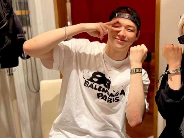 Balenciaga Hand Drawn BB Icon Medium Fit T-Shirt White 착용 스타일