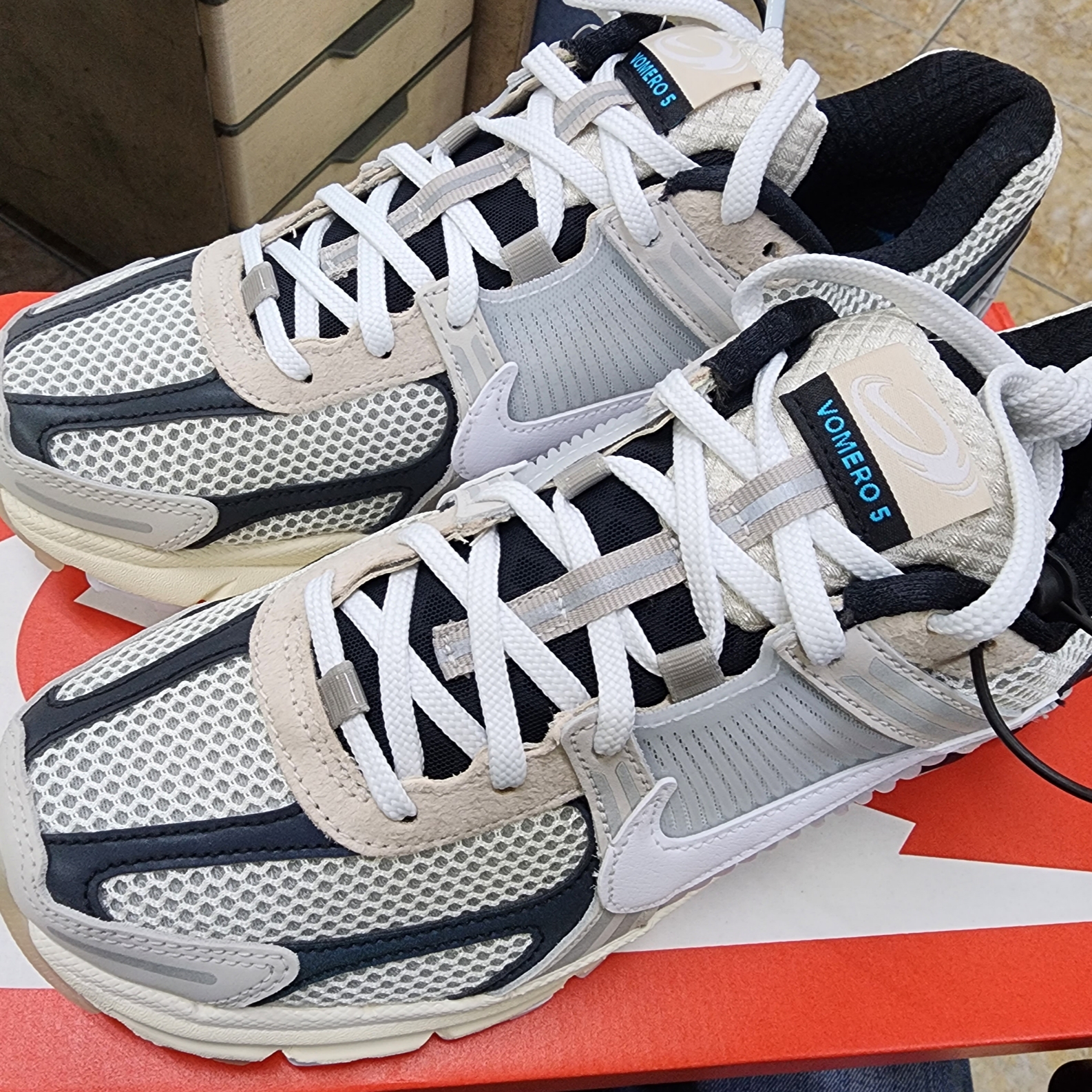 Nike Zoom Vomero 5 Light Bone and Black 착용 스타일